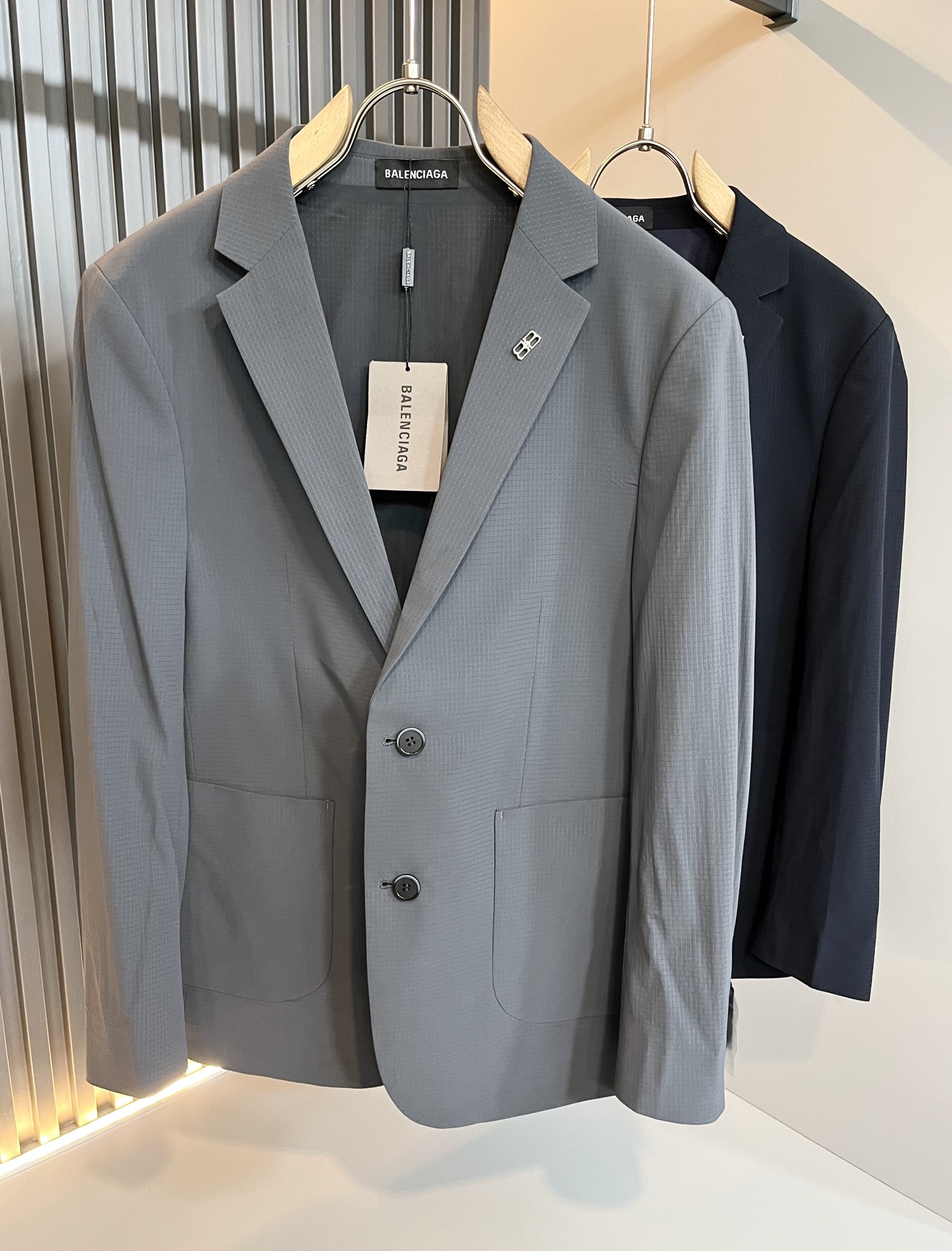 NO:120226,BALENCI*GA Paris* Home 2025 Early Spring Casual Suit Jacket, the latest fashionable casual zipper jacket, fashionable suit jacket! Trading company channels are rare, and it is sold simultaneously on the official website. The high-quality products are coming, making you feel what it means to be truly high and luxurious. This jacket is made of professionally customized light and thin technological fabrics. The surface is neat and smooth and shiny. The texture is obvious through the screen. The upper body is comfortable, light and not stuffy. The windproof gives you the most enjoyable wearing experience!  Exquisite Logo pattern hardware design!  Perfectly enhance the overall sense of luxury and class, and you can get a high-end luxury atmosphere at a glance! The basic conventional hooded jacket style cut is versatile, simple and not picky about people, and it is easy to deal with various occasions and environments. It is undoubtedly a must-have item for daily commuting! Size M-4XL, balenciaga, jackets & coats, jackets & coats, business suit, hats, alexander wang19860909BALENCI*GA巴黎*家 2025早春休闲西装夹克外套,最新时尚休闲拉链夹克,时尚西装夹克外套!贸易公司渠道稀出,同步官网发售,精品狠货重磅来袭,让你感受到什么叫真正的高奢有内涵!此款夹克外套选用专业定制的轻薄科技面料制成,表面整洁光滑且富有光泽,质感透过屏幕都显而易 见,上身舒适轻盈不闷热, 防风给你最为享受的穿着体验！精致Logo图案五金设计！完美提升了整体的奢华档次感,一眼就能Get到的高端奢华气息!基础常规的连帽夹克版型裁剪,上身百搭简约不挑人,轻松应对各种场合与环境,属于日常通勤必备的臻品无疑!尺码M-4XL,,balenciaga,jackets & coats,jackets & coats,business suit,hats,alexander wang,Men's clothing