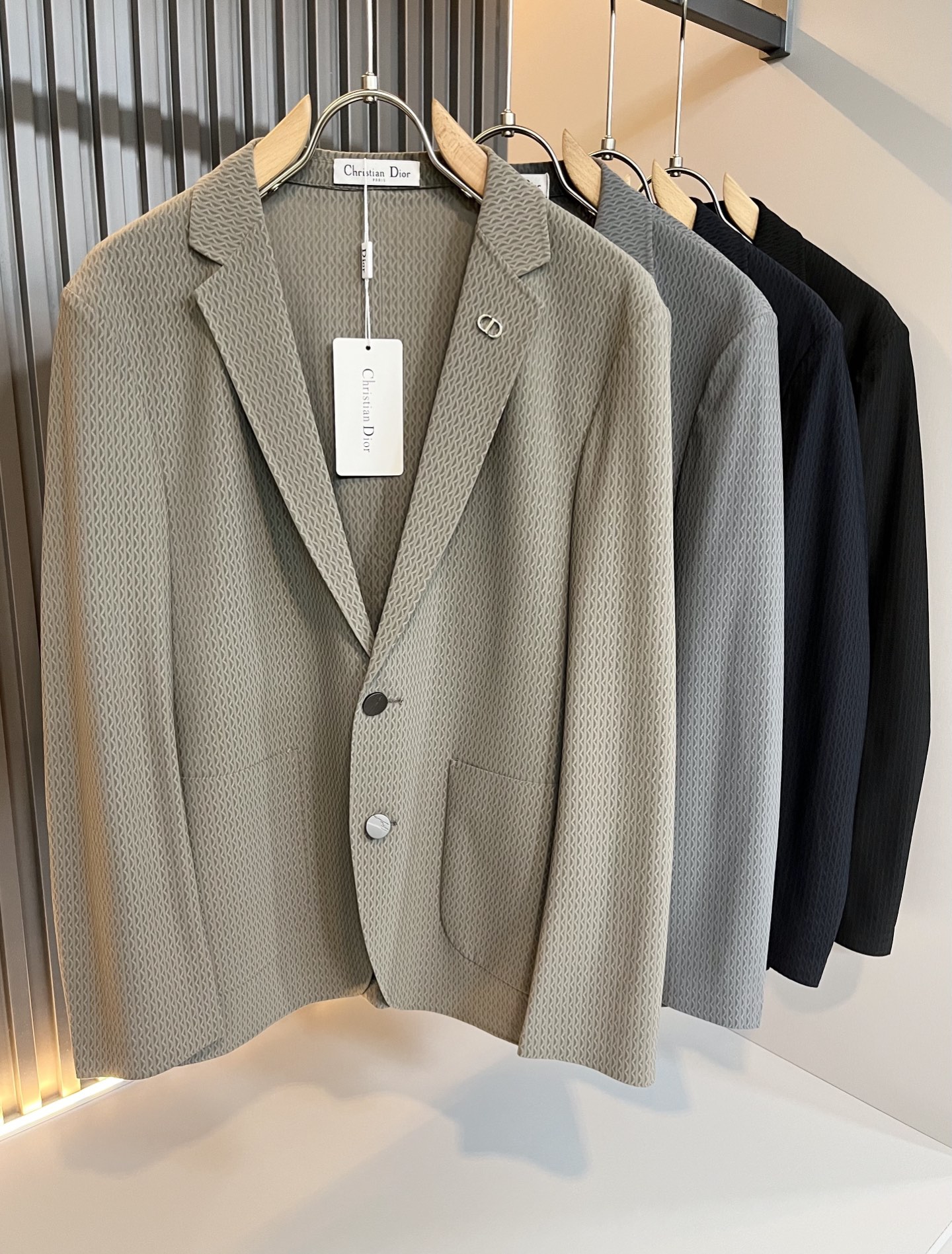 NO:120229,Dio*r Di*A 2025 early spring men's casual suit jacket, the latest fashion trend singles, trading company channels are rare, and it is released on the official website at the same time. The most anticipated high-quality products that the male gods are coming, with the logo hardware pattern on the chest!  Full of brand style!  Custom spandex fabric!  The surface is neat and smooth and shiny, and the texture is obvious through the screen. The most enjoyable dressing experience you enjoy! It perfectly enhances the overall luxury and class, and can get a high-end luxury atmosphere at a glance! The regular suit cut, the upper body is versatile and simple, and it is easy to deal with various occasions and environments. It is undoubtedly a must-have item for daily commuting! Size M-4XL,,dior, jackets & coats, jackets & coats, business suit, alexander wang19860909Dio*r迪*奥2025早春男士休闲西装夹克外套,最新时尚潮流单西,贸易公司渠道稀出,同步官网发售,男神最为期待的精品狠货重磅来袭,胸前logo五金图案修饰！满满的品牌风格！定制氨纶面料！表面整洁光滑且富有光泽,质感透过屏幕都显而易 见,你最为享受的穿着体验! 完美提升了整体的奢华档次感,一眼就能Get到的高端奢华气息!常规的西装版型裁剪,上身百搭简约不挑人,轻松应对各种场合与环境,属于日常通勤必备的臻品无疑!尺码M-4XL,,dior,jackets & coats,jackets & coats,business suit,alexander wang,Men's clothing