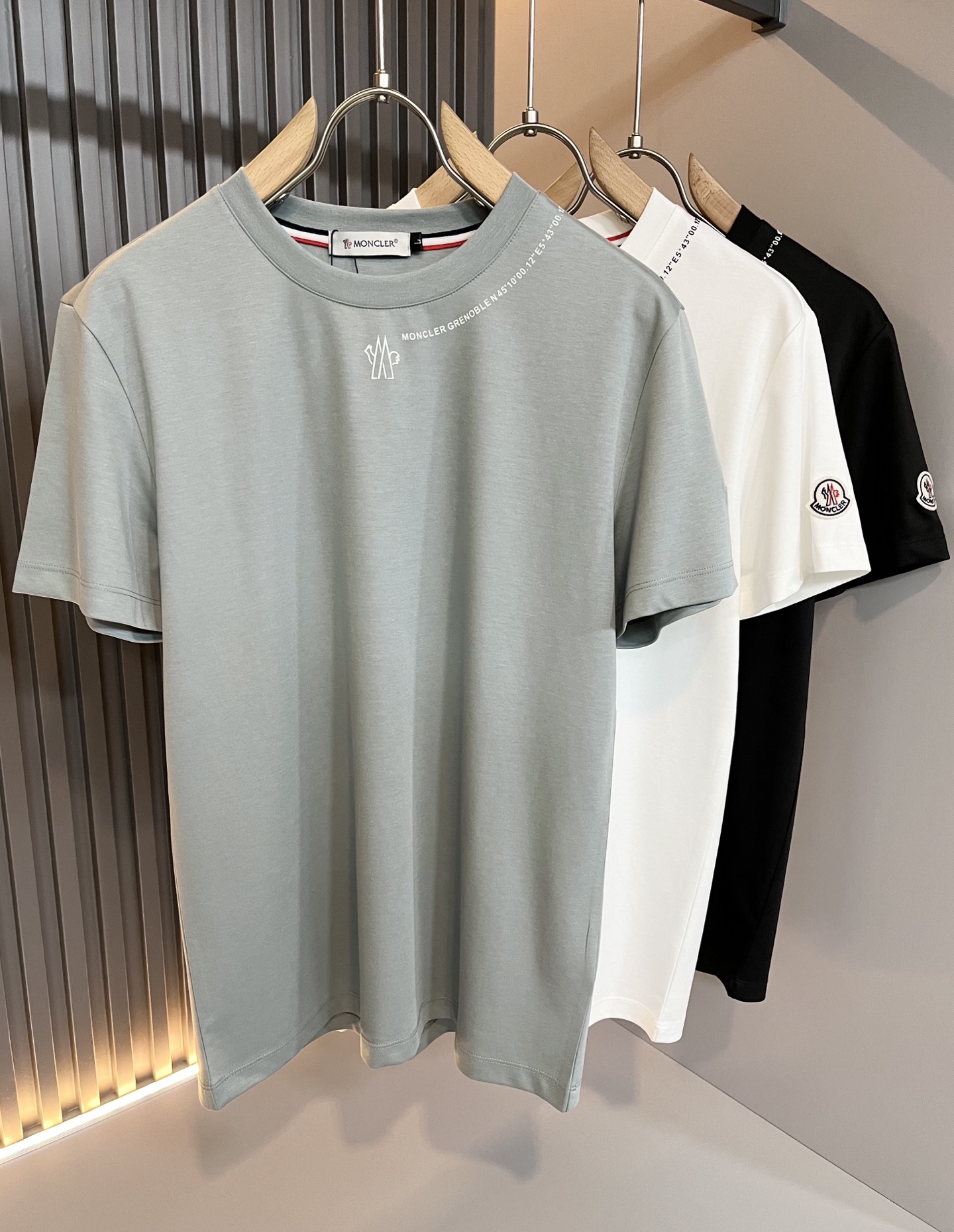 NO:121545,Moncler Mengjia 2025 Spring and Summer Latest Men's Trade Order Short-sleeved T-shirt, Full Quality!  !  Internet celebrity style!  Use logo pattern to press glue design!  The upper body is comfortable and breathable, not stiff, and the overall three-dimensional feeling is rich. Quality export orders, customized exclusive pure cotton fabric tailoring to meet the simple needs of commuters for dressing. The upper body is very effective, it looks slim and not picky about the figure. The fabric workmanship... Improper, only good craftsmanship can make you feel good and tasteful, a must-have item for everyone!  Size M-3XL, christian louboutin, T-shirt,tees, t-shirt,alexander wang19860909Moncler蒙家 2025春夏最新款男士贸易订单短袖T恤,全品相！！网红款！采用logo图案压胶设计！上身舒适透气,不僵硬,整体有着丰富的立体感,品质出口订单,定制专属纯棉面料剪裁,满足通勤人们对于着装的简约需求,上身效果很好,显瘦,不挑剔身材.面料做工....无可挑剔,好工艺好面料才能穿出好品味一款,人手必备单品！尺码M-3XL,,christian louboutin,T-shirt,tees，t-shirt,alexander wang,Men's clothing