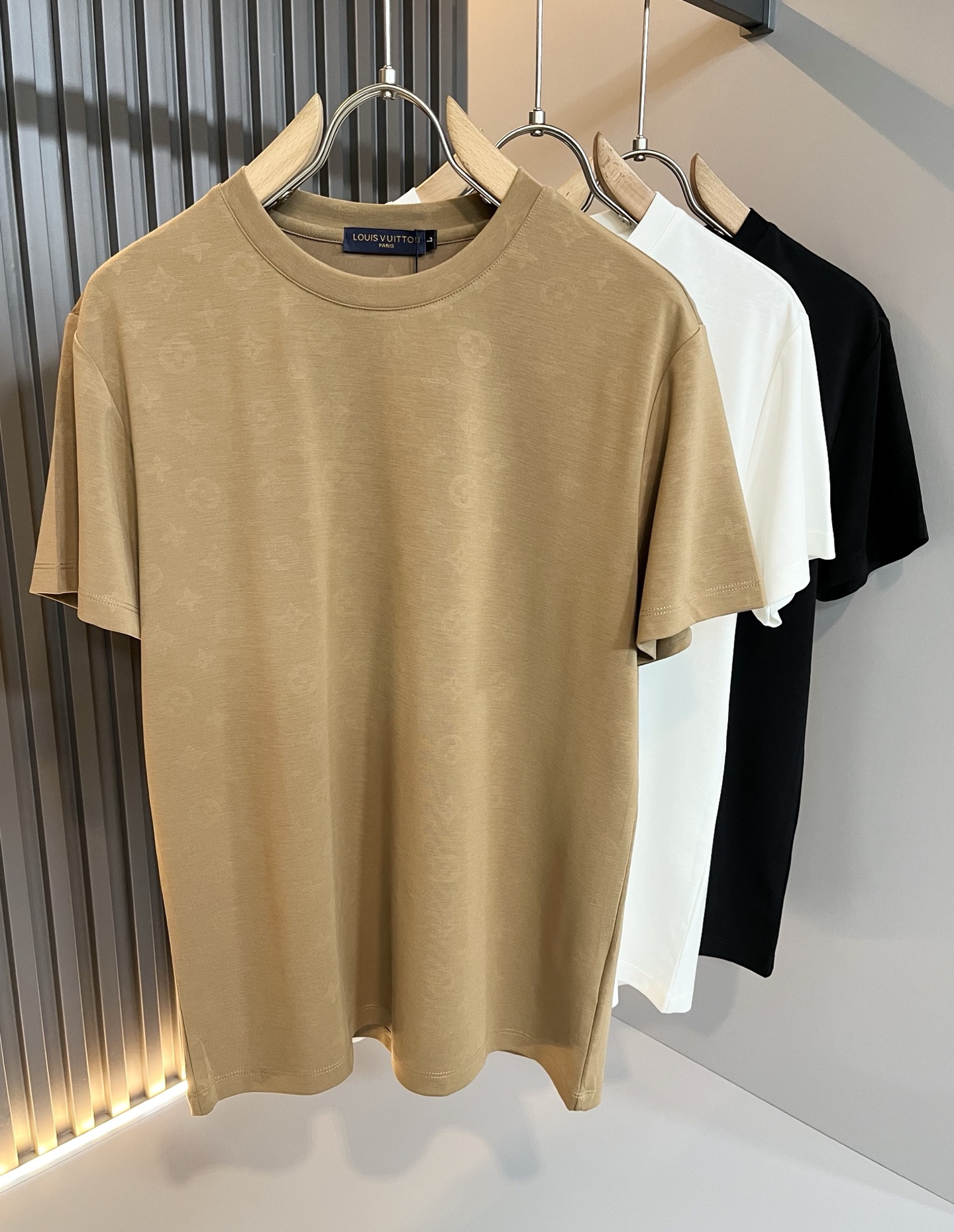 NO:121551,Louis Vuit*on 2025 Spring and Summer Louis family light luxury Monogram craft short-sleeved T-shirt, the new high-end of the Louis family, the details and quality are always flawless, and creative designs are emerging one after another. If you don’t buy a few pieces of Louis this spring and summer, you can’t be considered a fashion expert. Monogram pattern dark pattern design!  Unparalleled, it interprets Louis' iconic elements, which are really something that everyone loves. The top-notch organic cotton blend is super soft and tough, and has excellent breathability. From the world-class trade-level OEM channels, the quantity is extremely rare and sold out without help. The 