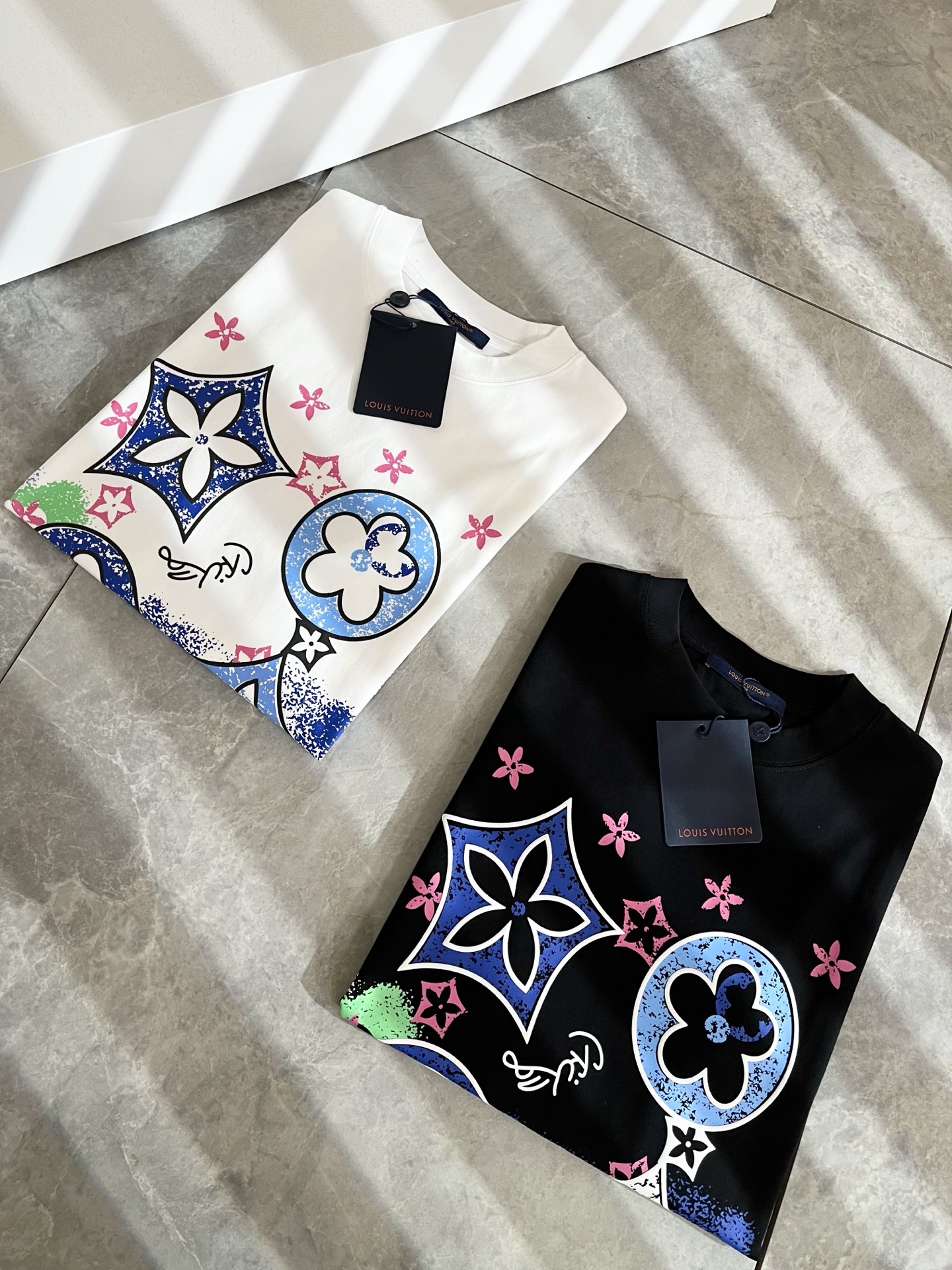 NO:126022,LouisVuitt*Louis*Deng The new series of spring and summer 2025 products are launched, a very fashionable and avant-garde short-sleeved T-shirt for men and women, with logo logo pattern and printing decoration!  Different from the past, it declares the design concept that has been passed down for many years in the brand!  Its eye-catchingness is no less than any classic style, perfectly presenting the fashionable, high-end and luxurious feeling in front of the world!  Made of imported cotton materials, selected high-quality pure cotton fabrics, soft and soft to the touch, the real thing is definitely beyond your imagination, close to the body and breathable, even if you sweat profusely, you will not feel greasy or stuffy, and will bring sweating and moisture absorption to the extreme!  Size S-2XL, louis vuitton,louis vuitton,t-shirt,tees,t-shirt,alexander wang19860909LouisVuitt*路易*登 2025春夏全新系列单品上线,非常时髦前卫的一款男女同款短袖T恤,标识logo图案印花修饰！区别于以往的不同,宣示品牌传承多年的设计理念！其吸睛度完全不亚于任何经典款式,将时髦高级感与奢华感完美呈现在世人眼前！客供进口全棉材质制成,精选优质纯棉面料,触感软糯亲肤细腻,实物到手绝对超乎你的想象,贴身无比舒适透气,即便是汗流浃背也不会有腻身及闷热感可言,将排汗吸湿性发挥到了极致！尺码S-2XL,,louis vuitton,louis vuitton,T-shirt,tees，t-shirt,alexander wang,Men's clothing