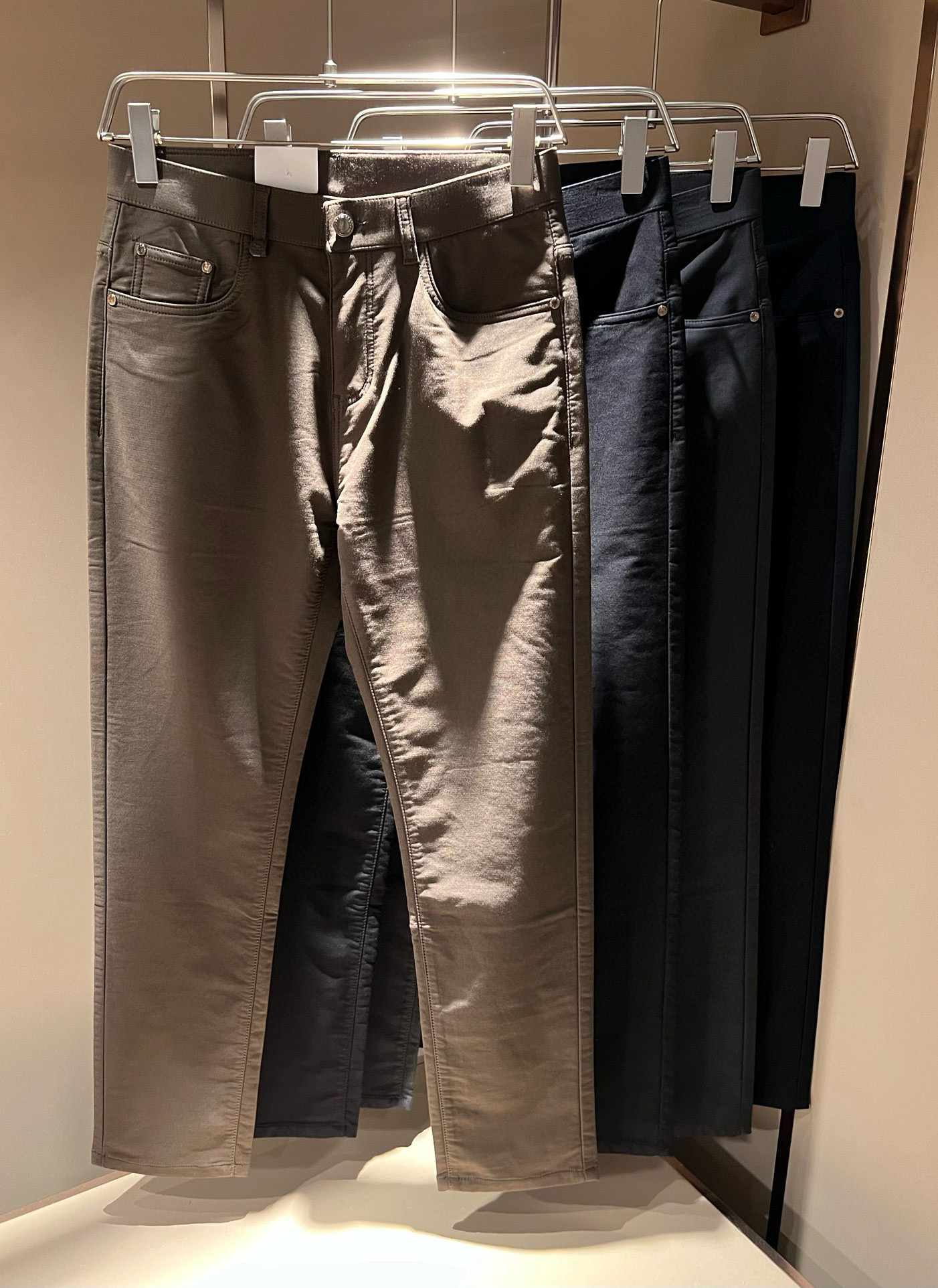 NO:120232,BC-Brunello Cucineli 2025 early spring new men's fashion high-end casual pants, Hong Kong foreign business channel goods, original Japanese production, pure blood quality, perfectly continues the essence and genes of BC home. From the main fabric to the detailed craftsmanship, all show the ingenuity of quality, use multiple brand elements to interpret, and choose expensive materials to build a hardware logo design!  Identity manifestation that belongs to the soul!  Customers supply high-end imported pure cotton fabrics, very high-end and fashionable detailed craftsmanship, red ear cloth is completed by a specific antique loom. This element represents the identity and rank of jeans, which is very worthy of savoring!  In terms of matching, it is invincible and explains the versatility in place, with ingenious details and exquisite accessories. The auxiliary materials are all provided by foreign merchants. They are tailored and slim, and the upper body is lifted with an excellent effect. They are a styling item that is hard to come by!  Size 30-40, brunello cucinelli,chanel,jeans,alexander wang19860909BC-Brunello Cucineli 2025早春新品男士时装款高端休闲裤,香港洋行渠道货,日本原厂出品,纯血统品质,完美延续了BC家的精髓与基因,从主体面料到细节工艺,无不彰显出品质的匠心所在,运用多个品牌元素标识来诠释,选取矜贵的材质构建五金logo设计！属于灵魂式的身份彰显！客供高级进口纯棉面料,非常高级且时髦的细节工艺,赤耳布是由特定古董织布机完成,此元素代表着牛仔裤的身份及段位,非常值得细品悦人！在搭配上所向无敌,把百搭阐释到位,细节匠心考究,辅料皆为外商客供,剪裁合体修身,上身提臀效果绝佳,可遇而不可求的造型单品！尺码30-40,,brunello cucinelli,chanel,jeans,alexander wang,Men's clothing