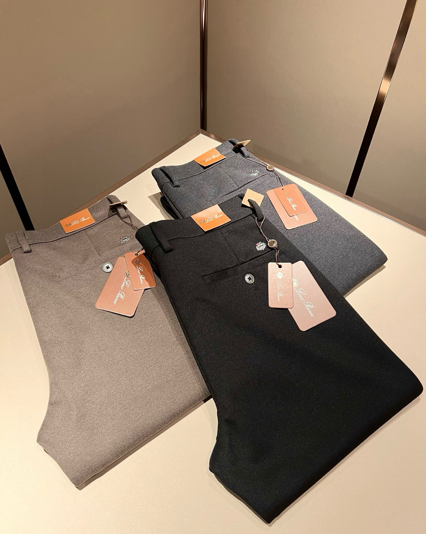 NO:120244,Loro Piana Nouyou Pianya 2025 autumn and winter new men's fashion high-end cashmere casual pants, Hong Kong foreign business channel goods, original Japanese production, pure blood quality, perfectly continuing the essence and genes of LP home. From the main fabric to the detailed craftsmanship, all show the ingenuity of quality, using multiple brand elements to interpret, logo hardware design!  Identity manifestation that belongs to the soul!  Customers supply high-end imported cashmere fabrics, very high-end and fashionable detailed craftsmanship, red ear cloth is completed by a specific antique loom. This element represents the identity and rank of jeans, which is very worthy of careful appreciation!  In terms of matching, it is invincible and explains the versatility in place, with ingenious details and exquisite accessories. The auxiliary materials are all provided by foreign merchants. They are tailored and slim, and the upper body is lifted with an excellent effect. They are a styling item that is hard to come by!  Size 30-40 37 39, loro piana, loro piana, jeans, alexander wang19860909Loro Piana诺悠翩雅 2025秋冬新品男士时装款高端羊绒休闲裤,香港洋行渠道货,日本原厂出品,纯血统品质,完美延续了LP家的精髓与基因,从主体面料到细节工艺,无不彰显出品质的匠心所在,运用多个品牌元素标识来诠释,标志logo五金设计！属于灵魂式的身份彰显！客供高级进口羊绒面料,非常高级且时髦的细节工艺,赤耳布是由特定古董织布机完成,此元素代表着牛仔裤的身份及段位,非常值得细品悦人！在搭配上所向无敌,把百搭阐释到位,细节匠心考究,辅料皆为外商客供,剪裁合体修身,上身提臀效果绝佳,可遇而不可求的造型单品！尺码30-40 37 39,,loro piana,loro piana,jeans,alexander wang,Men's clothing