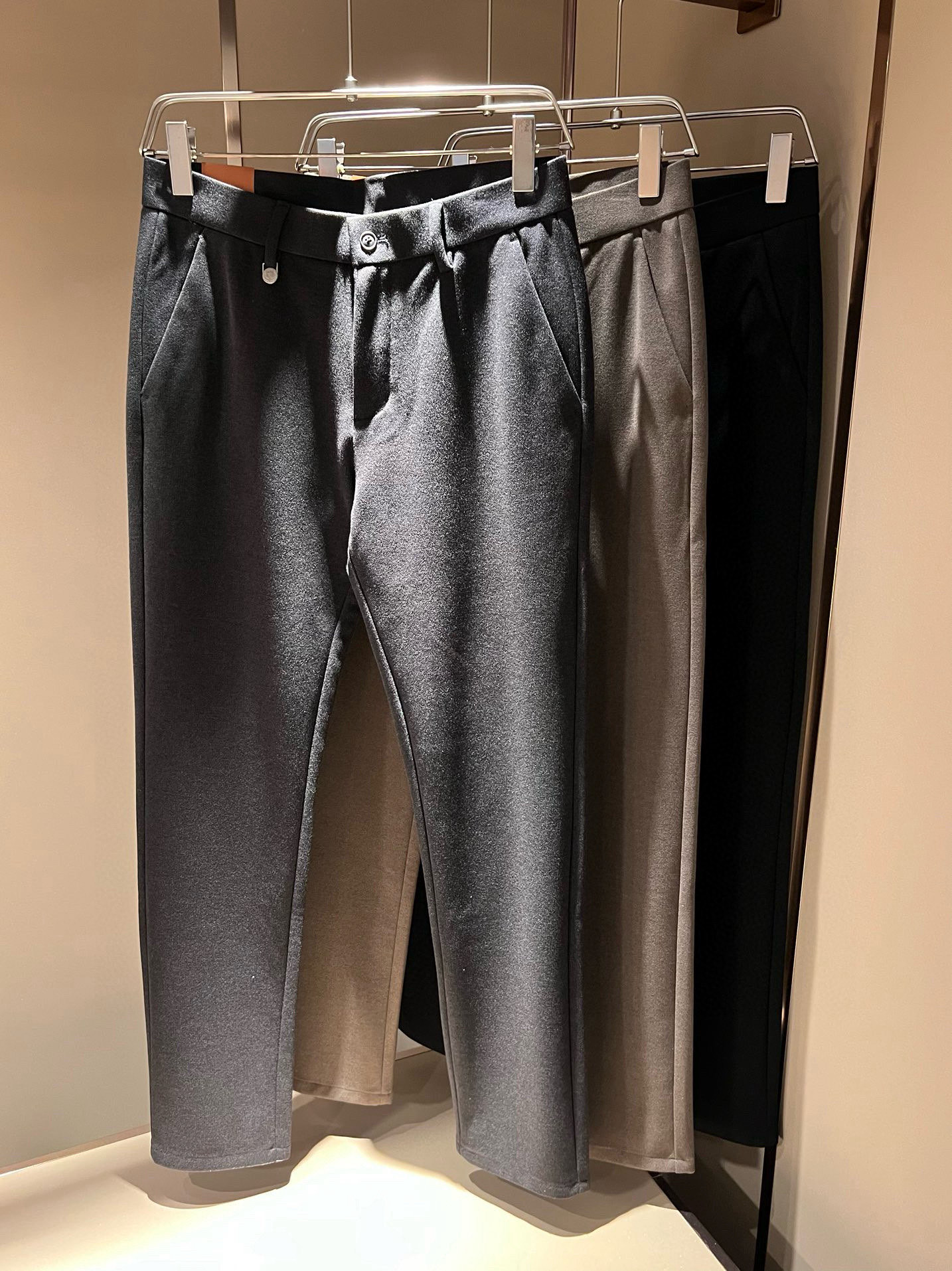 NO:120219,2025 autumn and winter new men's fashion high-end cashmere casual pants, Hong Kong foreign business channel goods, original Japanese products, pure blood quality, perfectly continuing the essence and genes of LP home. From the main fabric to the detailed craftsmanship, all show the ingenuity of quality, using multiple brand elements to interpret it, logo hardware design!  Identity manifestation that belongs to the soul!  Customers supply high-end imported cashmere fabrics, very high-end and fashionable detailed craftsmanship, red ear cloth is completed by a specific antique loom. This element represents the identity and rank of jeans, which is very worthy of careful appreciation!  In terms of matching, it is invincible and explains the versatility in place, with ingenious details and exquisite accessories. The auxiliary materials are all provided by foreign merchants. They are tailored and slim, and the upper body is lifted with an excellent effect. They are a styling item that is hard to come by!  Size 30-40 37 39, loro piana, jeans, alexander wang198609092025秋冬新品男士时装款高端羊绒休闲裤,香港洋行渠道货,日本原厂出品,纯血统品质,完美延续了LP家的精髓与基因,从主体面料到细节工艺,无不彰显出品质的匠心所在,运用多个品牌元素标识来诠释,标志logo五金设计！属于灵魂式的身份彰显！客供高级进口羊绒面料,非常高级且时髦的细节工艺,赤耳布是由特定古董织布机完成,此元素代表着牛仔裤的身份及段位,非常值得细品悦人！在搭配上所向无敌,把百搭阐释到位,细节匠心考究,辅料皆为外商客供,剪裁合体修身,上身提臀效果绝佳,可遇而不可求的造型单品！尺码30-40 37 39,,loro piana,jeans,alexander wang,Men's clothing