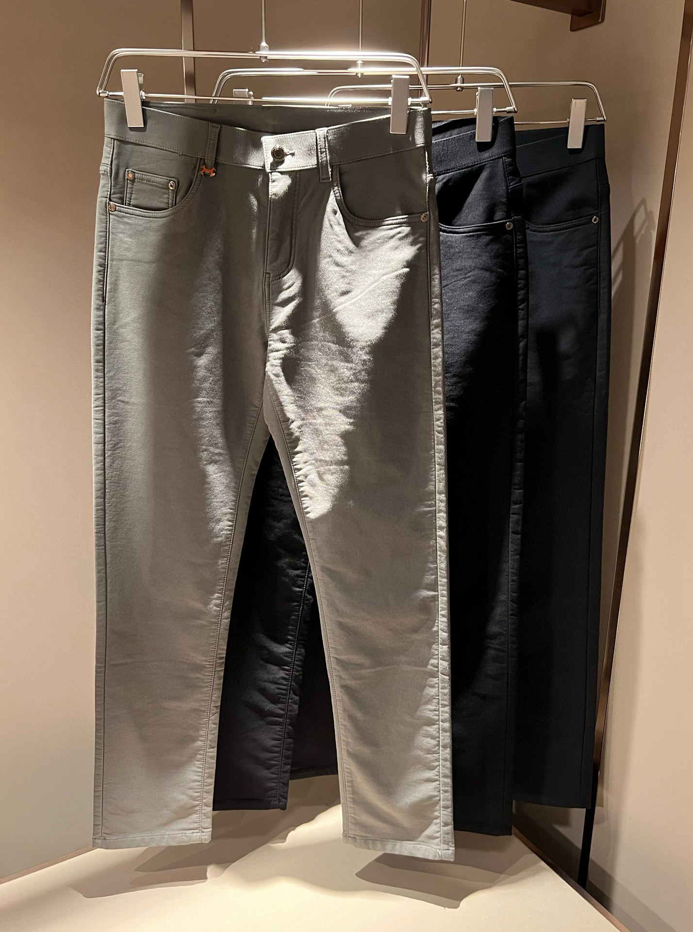 NO:120241,HERM*S AXS 2025 Early Spring Men's High-end Casual Pants Overseas Trading Company Channel Orders!  Men's casual slim straight-leg casual pants!  Shanghai Henglong store is on sale!  It is high-end, simple, and has exquisite craftsmanship and materials. It is very rigorous and demanding in pursuit of quality. It uses every detail to prove its brand image!  The typical essence of H-home, the very representative logo H-waist brand design!  The brand image of H's family is perfectly explained, and the signature leather brand is also quite amazing. It has built a brand leather LOGO waist brand, the fabric is perfectly transformed and sublimated, the heavy environmentally friendly plant enzyme washing process, the texture has a unique retro style, which is quite outstanding. It is recognized as a versatile and versatile color number, which can withstand the test of any season!  Well-tailed, clean, refreshing and neat!  Size 30-40 37 39,,hermes,alexander wang19860909HERM*S爱*仕 2025早春男士高端休闲裤 海外贸易公司渠道订单 ！男士休闲修身直筒休闲裤！上海恒隆店在售！高级、简约,工艺和用料方面都颇为考究,对于品质的追求非常严谨和苛刻,用每一个细节来力证自身品牌形象！H家的典型精髓,极具代表性的标志H腰牌设计！将H家的品牌形象完美阐释出来,招牌式的皮牌亦颇为惊艳,构建出品牌皮革LOGO腰牌,面料得到完美蜕变和升华,重磅环保植物酵素水洗工艺,肌理有着独特的复古风格,相当出彩,公认的万能百搭色号,经得住任何季节的考验配色！剪裁精良,干净清爽且利落！尺码30-40 37 39,,hermes,alexander wang,Men's clothing