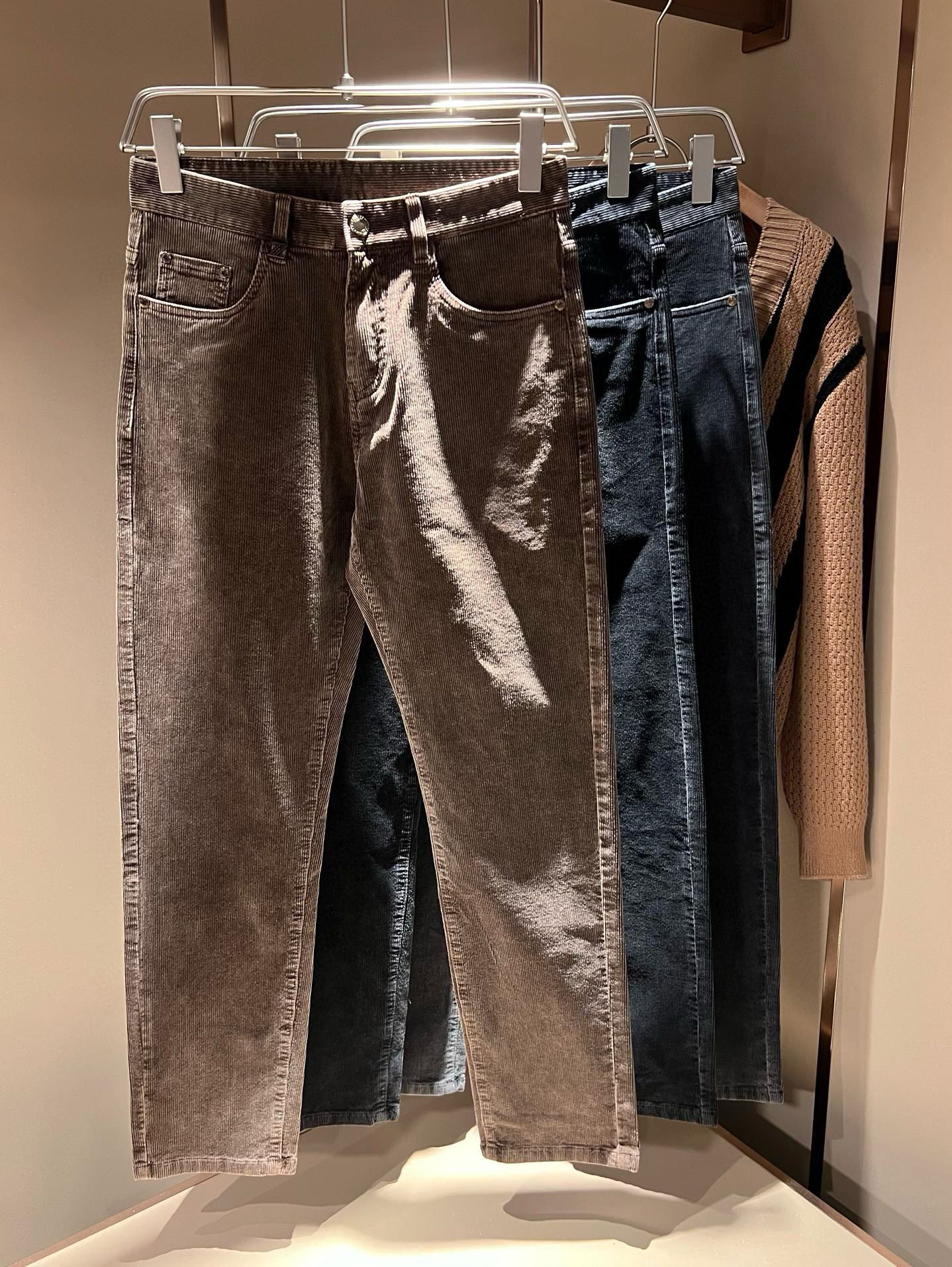 NO:120235,Ermenegildo Zeg*aJia 2025 autumn and winter new men's corduroy casual pants, the finale of the channel goods have appeared!  !  Sold simultaneously at the counter!  It is no exaggeration to say that this trouser is made from the original OEM channel, not a bragging original OEM, but is a product from the domestic ready-to-wear OEM factory officially authorized by Jenia!  Therefore, the ratio of quantity and size is extremely short, so you can earn it if you grab it!  The best trousers in autumn and winter are officially unveiled!  !  !  !  !  !  Zegna's things have always been one of the only essential outfits for successful business people!  Not everyone can easily surpass the brand's high-end style and its own strong aura. No matter which season the style is, it is a standard temperament!  However, the fabric style is between business and casual and daily wear, and customizes original hardware logo accessories!  Only Jenya, who can design a pair of trousers so well-suited to the public, is the only one who focuses on men's clothing, business and casualness!  Whether you wear this style in a casual occasion or in a business occasion, you must wear it well and be able to wear it to your own taste!  Pants that give yourself unlimited points!  Size 30-4037 39, zegna,alexander wang19860909Ermenegildo Zeg*a杰*亚 2025秋冬新款男士灯芯绒休闲裤,压轴的渠道货出现了！！柜台同步销售！ 毫不夸张的说,此款裤装是原厂代工渠道的货,并不是吹牛的原厂代工,完全是由杰尼亚官方授权的国内成衣代工厂出来的产品！所以数量跟尺码配比都极度紧缺,抢到就是赚到！秋冬最好的裤装正式揭幕！！！！！！Zegna的东西,从来都是成功商务人士的专属必备行头之一！品牌高级的格调以及自带强大的气场并不是所有人都能轻易凌驾的.无论哪季的款式都是都是气质标配！但是面料版型又介乎于商务休闲跟日常穿着之间,定制原版五金logo辅料配件！能将一款裤装设计到如此贴合大众穿着,也就只有专注于男装商务休闲的杰尼亚了！不论您是休闲场合穿搭,或者商务场合此款都能搭配的恰到好处要穿,就必须穿好的,能穿出属于自己品味的！给自己无限加分的裤子！尺码30-4037 39,,zegna,alexander wang,Men's clothing