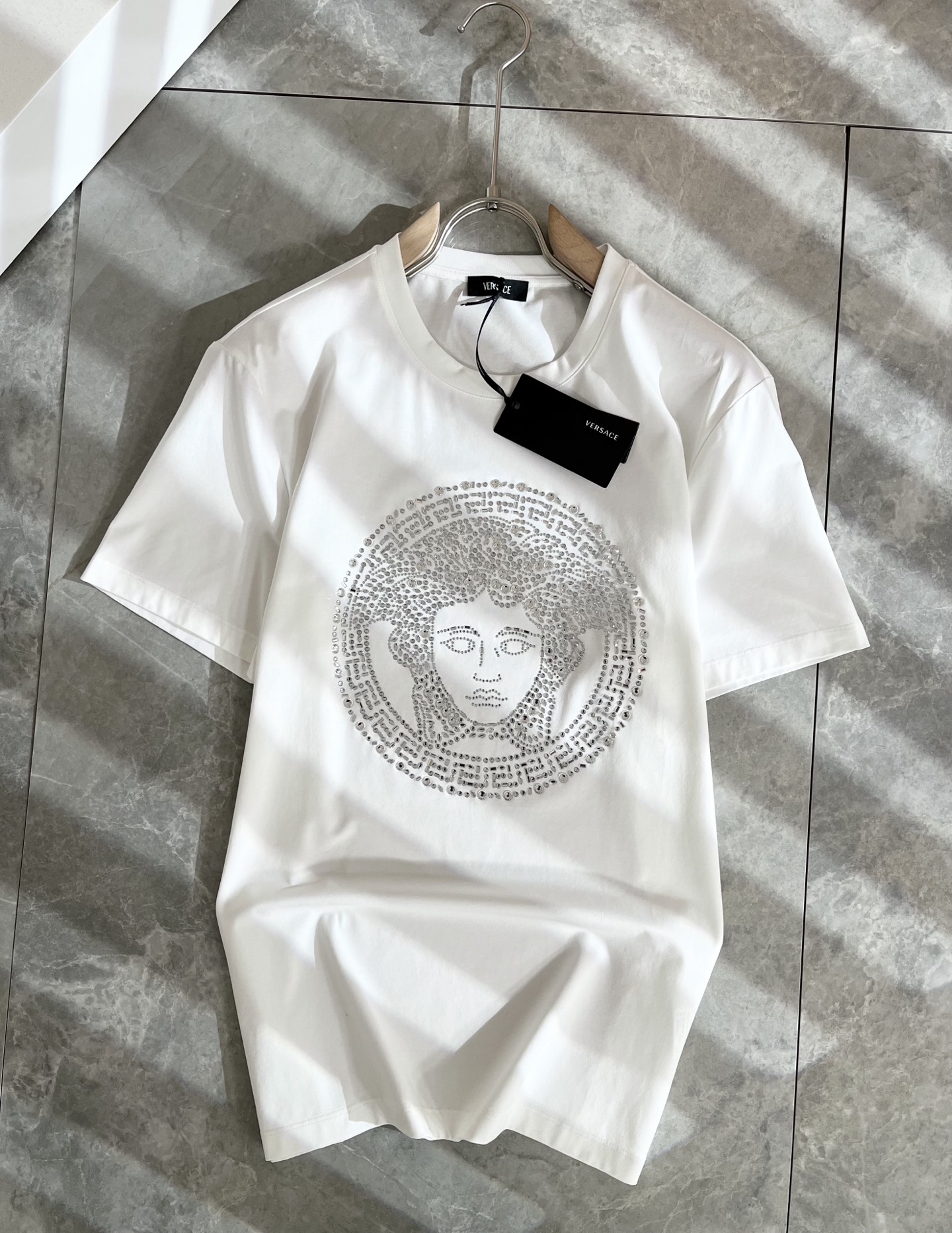 NO:153466,Versa*e Fan*zhe's new spring and summer 2025 men and women's short-sleeved T-shirt for couples, trendy light luxury new products are available, original single replica product, high-end quality, the highest version of the market, Milan fashion designer model, sneak peek, exclusive on-site sale; original exclusive cotton fabric is available for customers!  Customized Medusa logo hot diamond pattern design, the upper body effect is excellent, zx8 comfortable and close to the body to show its temperament!  Code number M-4XL, versace, T-shirt,tees, t-shirt,alexander wang19860909Versa*e 范*哲2025春夏新款男女同款情侣短袖T恤,潮流轻奢新品登场 原单复刻产物 高端品质 市场最高版本 米兰时装设计师款 先睹为快,独家现货发售；客供原版专属纯棉面料！定制美杜莎logo烫钻图案设计,上身效果超赞,zx8舒适贴身彰显气质！码数M-4XL,,versace,T-shirt,tees，t-shirt,alexander wang,Men's clothing