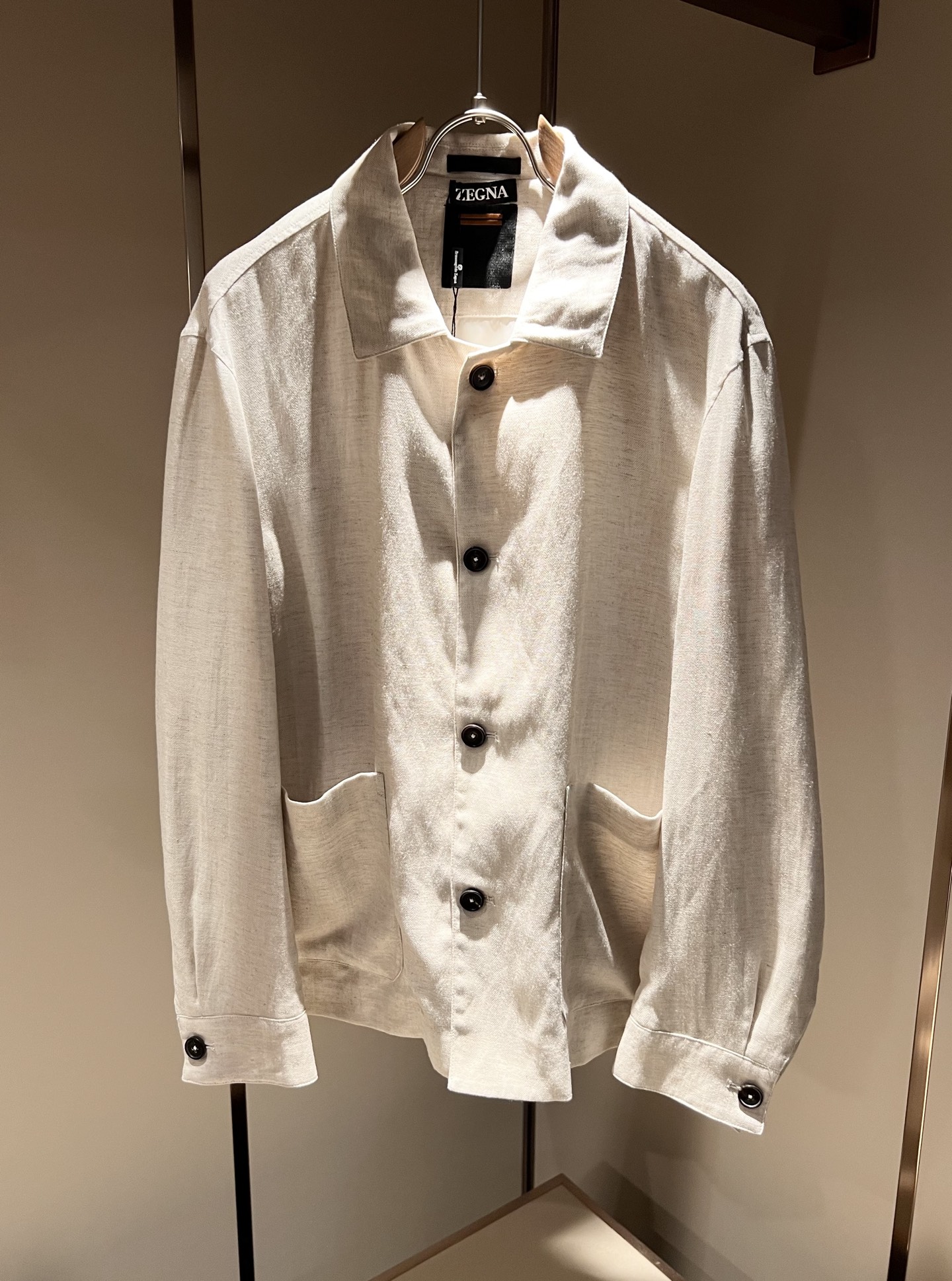 NO:121566,Ermenegildo Zeg*aJia 2025 early spring new men's shirt, foreign trade company order!  Customer-supplied cotton and linen material is one of the classic exclusive fabrics of Zenia!  The texture is light, soft and delicate, but the shape is straight and stylish!  It adopts a multi-layer structure and has windproof performance. The pockets are decorated with details and are extremely luxurious... Perfectly interpreting high-quality quality. Customized original hardware is available for customers!  Size M-3XL, zegna,alexander wang19860909Ermenegildo Zeg*a杰*亚 2025早春新款男士衬衣,外贸公司订单！客供棉麻材质,是杰尼亚经典的专有织物之一！ 质地轻盈、触感又柔软细腻、但型态又笔挺有型！ 采用多层结构、具备防风性能. 口袋饰有细节、奢华极致… 完美演绎高品质品相.客供定制原版五金！尺码M-3XL,,zegna,alexander wang,Men's clothing