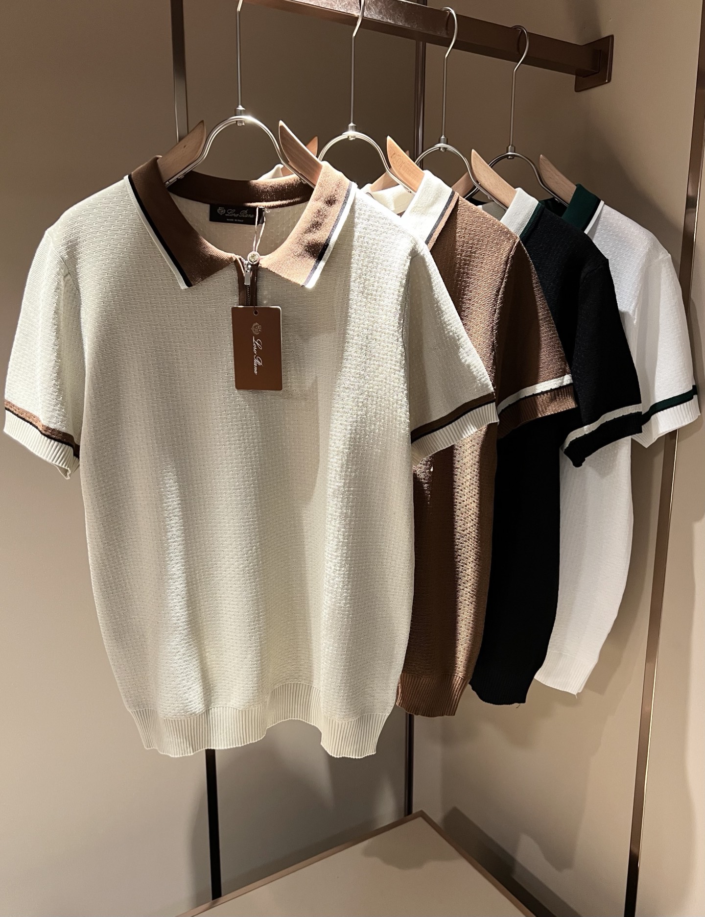 NO:120243,Loro Piana Nouyou Pianya 2025 Early Spring Men's Lapel Knitted Short Sleeve T-shirt, Full Quality!  !  The upper body is comfortable and breathable, not stiff, and the overall three-dimensional feeling is rich. Quality export orders, customized exclusive knitted fabric tailoring to meet the simple needs of commuters for dress. The upper body is very effective, it looks slim and does not picky about the figure. The fabric workmanship... Improper, only good craftsmanship can make you feel good and tasteful, a must-have item for everyone!  Size M-3XL, loro piana, T-shirt,tees, t-shirt,alexander wang19860909Loro Piana诺悠翩雅 2025早春男士最新的贸易订单翻领针织短袖T恤,全品相！！上身舒适透气,不僵硬,整体有着丰富的立体感,品质出口订单,定制专属针织面料剪裁,满足通勤人们对于着装的简约需求,上身效果很好,显瘦,不挑剔身材.面料做工....无可挑剔,好工艺好面料才能穿出好品味一款,人手必备单品！尺码M-3XL,,loro piana,T-shirt,tees，t-shirt,alexander wang,Men's clothing