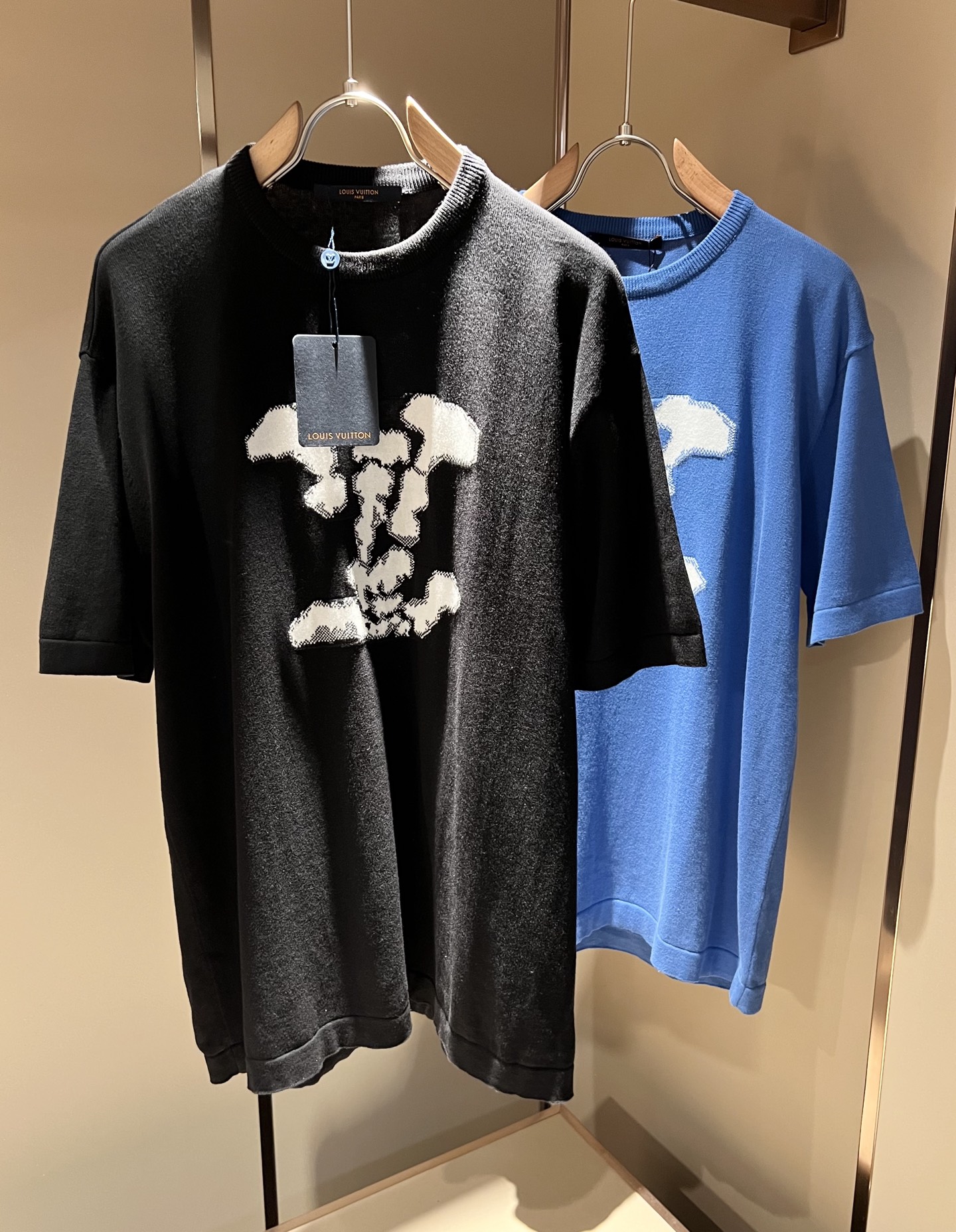 NO:120231,Louis Vuit*on 2025 Early Spring Louis Family Light Luxury Knit Short Sleeves!  Decoration for men and women!  The new high-end Louis family has always been so flawless in detail and creative designs. If you don’t buy a few pieces of Louis this spring and summer, you can’t be considered a fashion expert. Letter logo crochet pattern design!  It is something that everyone loves. It is made of top-quality ice silk blend, super soft and tough, and has excellent breathability. It comes from world-class trade-level OEM channels, and is extremely rare in quantity and cannot be sold out. The 