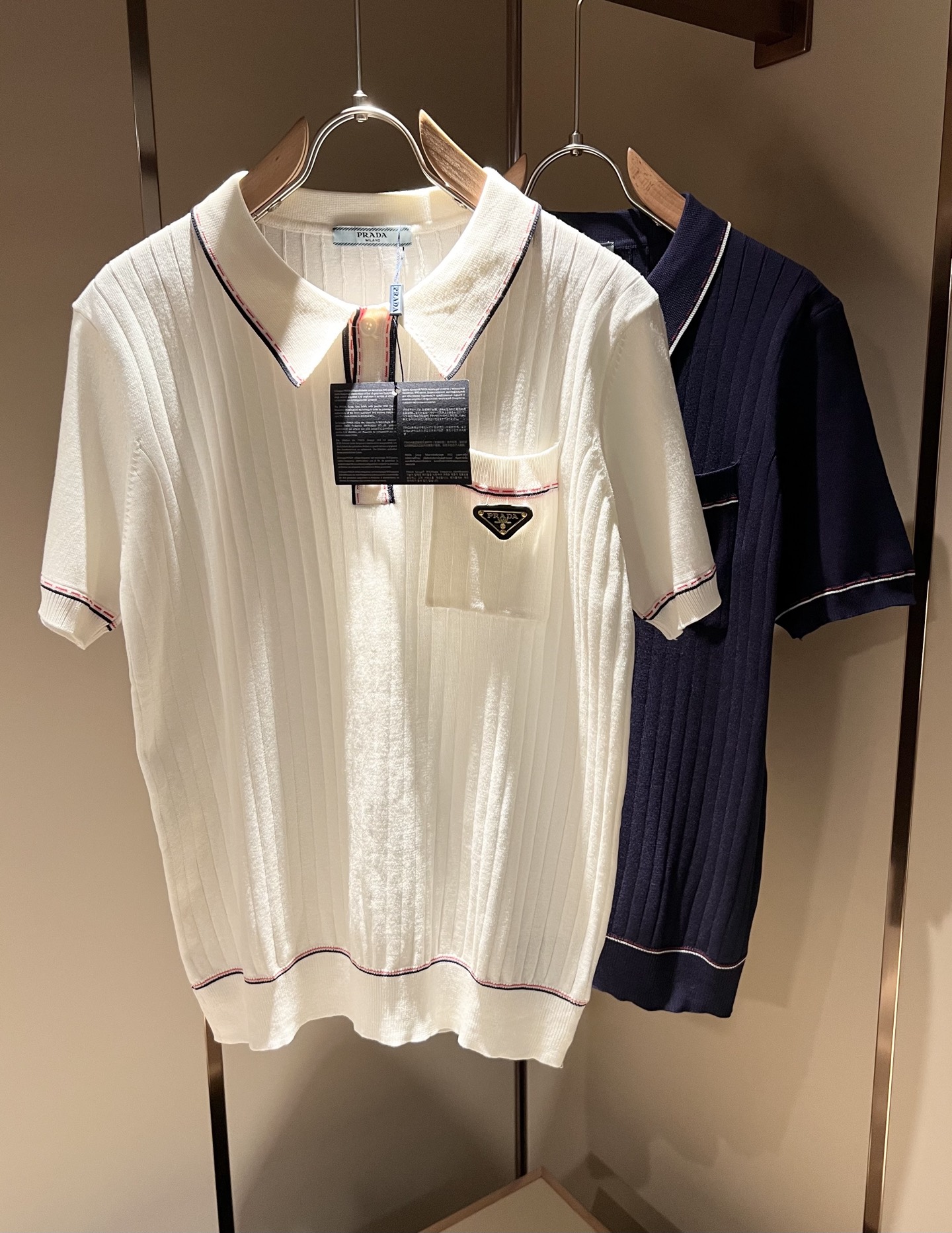 NO:120237,PRAD*A Pu*da 2025 early spring new men's lapel short-sleeved knitted short-sleeved T-shirt, the latest model is exclusively available on the entire network!  !  ~ It is classic and fashionable and versatile, who doesn’t like it? It will show the classic again. It is very pleasing to the eye and comes with a low luxury halo and recognition!  Pr*da's traditional brand concept and modern advanced technology are perfectly combined. Coupled with the extremely modern and modern minimalist design, P's exclusive three-dimensional hardware logo badge pattern design!  Customized 100% imported knitted fabric!  The texture of this model is quite touching, the specifications and grades are known with tentacles. The degree of delicateness and breathability are top-notch!  Size M-3XL, prada, T-shirt,tees, t-shirt,alexander wang19860909PRAD*A普*达2025早春新款男士翻领短袖针织短袖T恤,最新款全网独家首上！！~既经典有时尚百搭,谁不爱啊,将经典再次展现,非常的耐看,自带低奢光环与辨识度！Pr*da传统的品牌理念和现代化的先进技术进行了完美结合.加上极其现代摩登风范的简约设计,p家专属立体五金logo徽章图案设计！定制百分百进口针织面料！此款的质感相当感人 触手便知规格档次 细腻程度与透气效果堪称顶级！尺码M-3XL,,prada,T-shirt,tees，t-shirt,alexander wang,Men's clothing