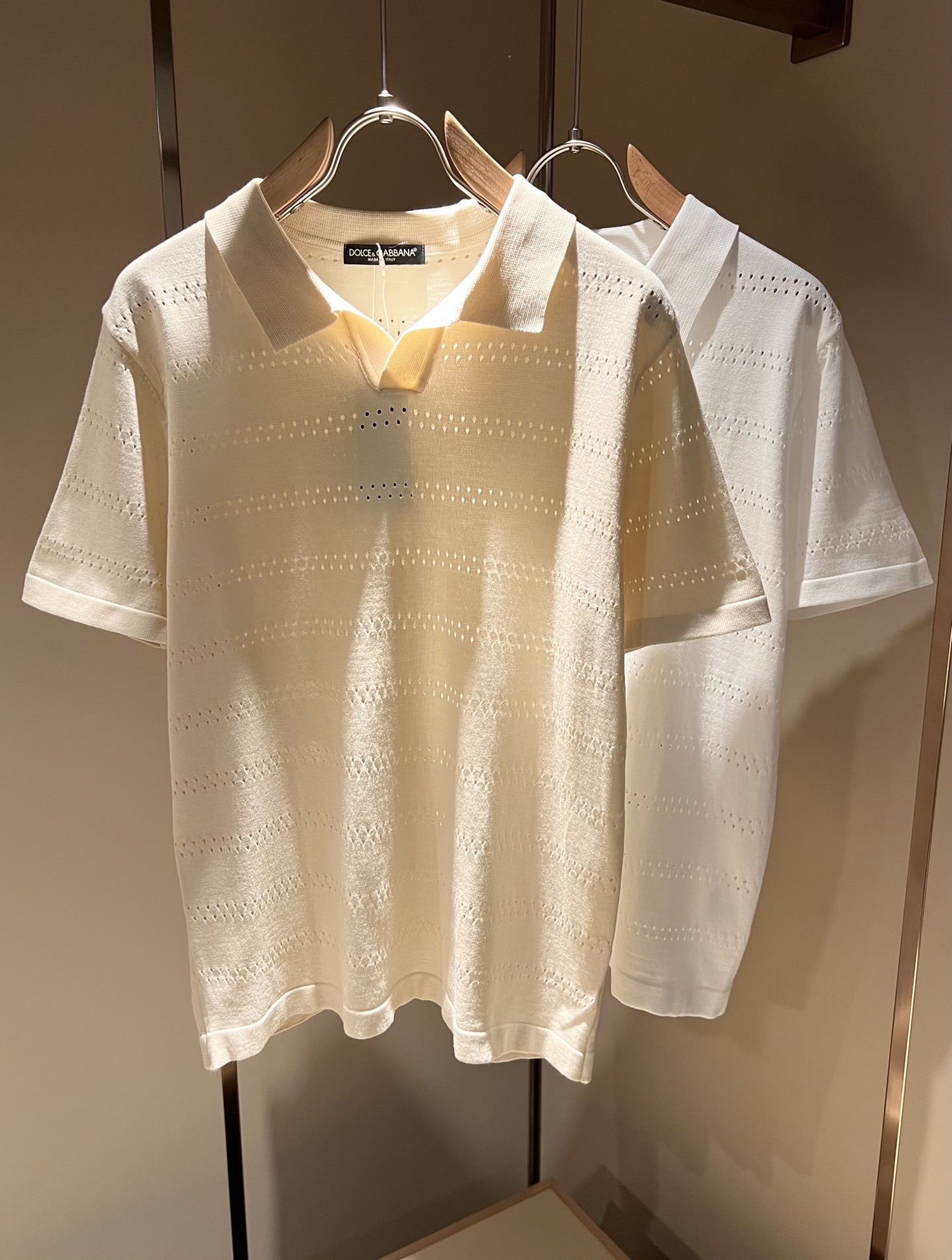 NO:120225,Dolce&Gabba*a 2025 early spring new short-sleeved sweater, released simultaneously in the counter!  Customized exclusive cotton fabric, back letter logo design!  Simple and generous, calm and versatile, extremely high-end, perfectly integrated with fashion and style, a top fashionable style that perfectly suits the outside wear!  The overall feeling is natural!  The ultimate classic versatile short-sleeved T-shirt uses the latest three-dimensional logo elements to highlight the concave and convex texture!  The ultimate perfection of heavy industry!  Fans who pursue high quality are please buy them by themselves, and all fans who know the goods are invited to appreciate this model together!  !  Size M-3XL, Dolce & Gabbana, Dolce & Gabbana, T-shirt,tees, t-shirt,alexander wang19860909Dolce&Gabba*a 杜嘉*纳2025早春新款短袖针织衫,专柜同步发售！定制专属纯棉面料,后幅字母logo设计！简约大方,从容百搭,档次极高,完美融入时尚还有风情感一款完美符合外穿的顶尖时髦气质款！整体给人浑然天成的感觉！极致经典的百搭型短袖T恤,采用最新的立体logo元素凸显凹凸质感！极致的重工极致的完美！追求高品质的粉丝们请自行抢购,诚邀所有识货的粉丝一同鉴赏此款！！尺码M-3XL,,Dolce&Gabbana,Dolce&Gabbana,T-shirt,tees，t-shirt,alexander wang,Men's clothing