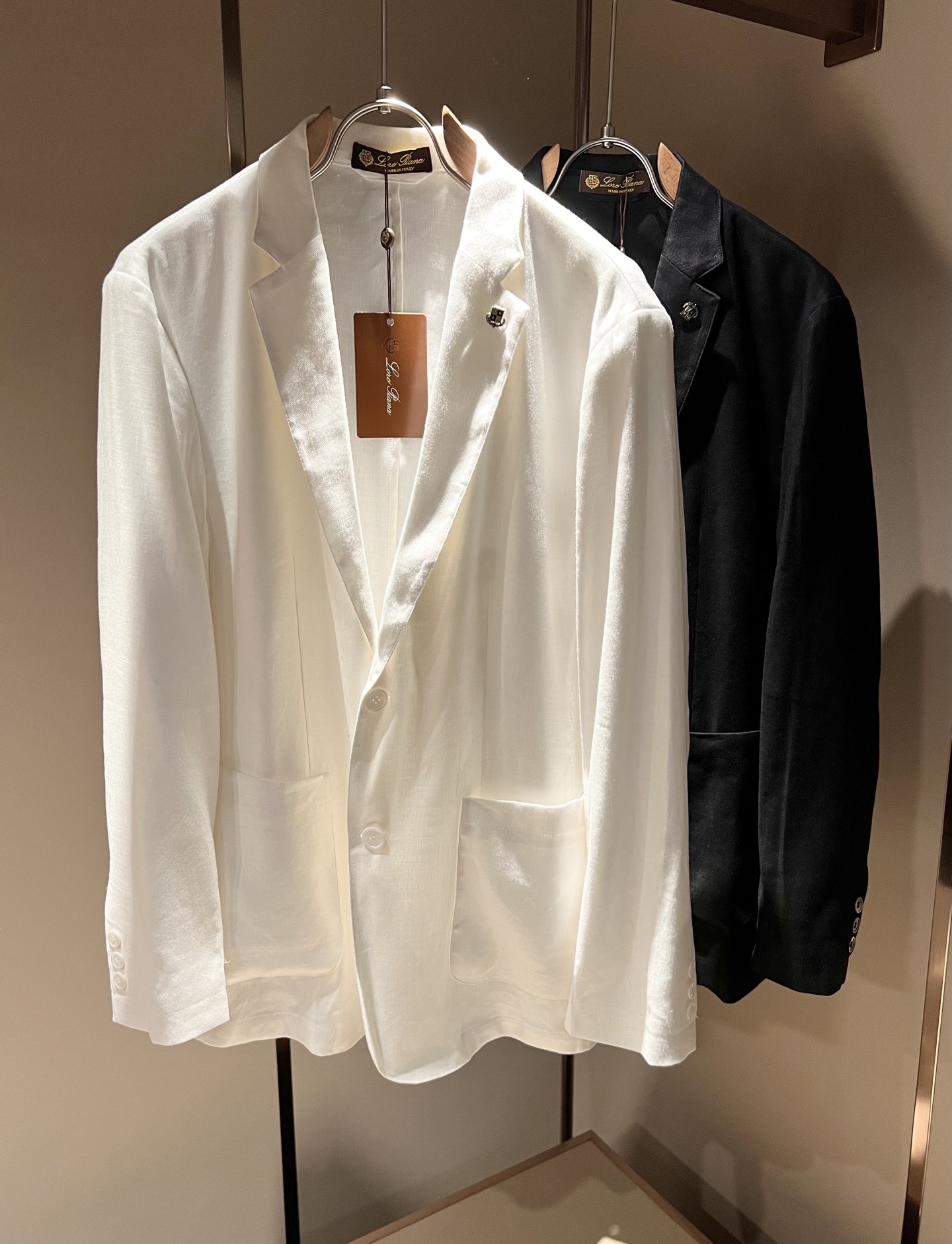 NO:120252,Loro Piana Nouyou Pianya 2025 Early Spring Men's Cotton and Lines Suit Jacket, the latest trade orders and all the quality!  !  Internet celebrity style!  The upper body is comfortable and breathable, not stiff, and the overall three-dimensional feeling is rich. Quality export orders, customized exclusive cotton and linen fabric tailoring to meet the simple needs of commuters for dress. The upper body is very effective, it looks slim and not picky about the figure. The fabric workmanship... Improper, only good craftsmanship can make you feel good and tasteful. A must-have item for everyone!  Size M-4XL, loro piana, jackets & coats, business suit, alexander wang19860909Loro Piana诺悠翩雅 2025早春男士棉麻西装外套,最新的贸易订单全品相！！网红款！上身舒适透气,不僵硬,整体有着丰富的立体感,品质出口订单,定制专属棉麻面料剪裁,满足通勤人们对于着装的简约需求,上身效果很好,显瘦,不挑剔身材.面料做工....无可挑剔,好工艺好面料才能穿出好品味一款,人手必备单品！尺码M-4XL,,loro piana,jackets & coats,business suit,alexander wang,Men's clothing