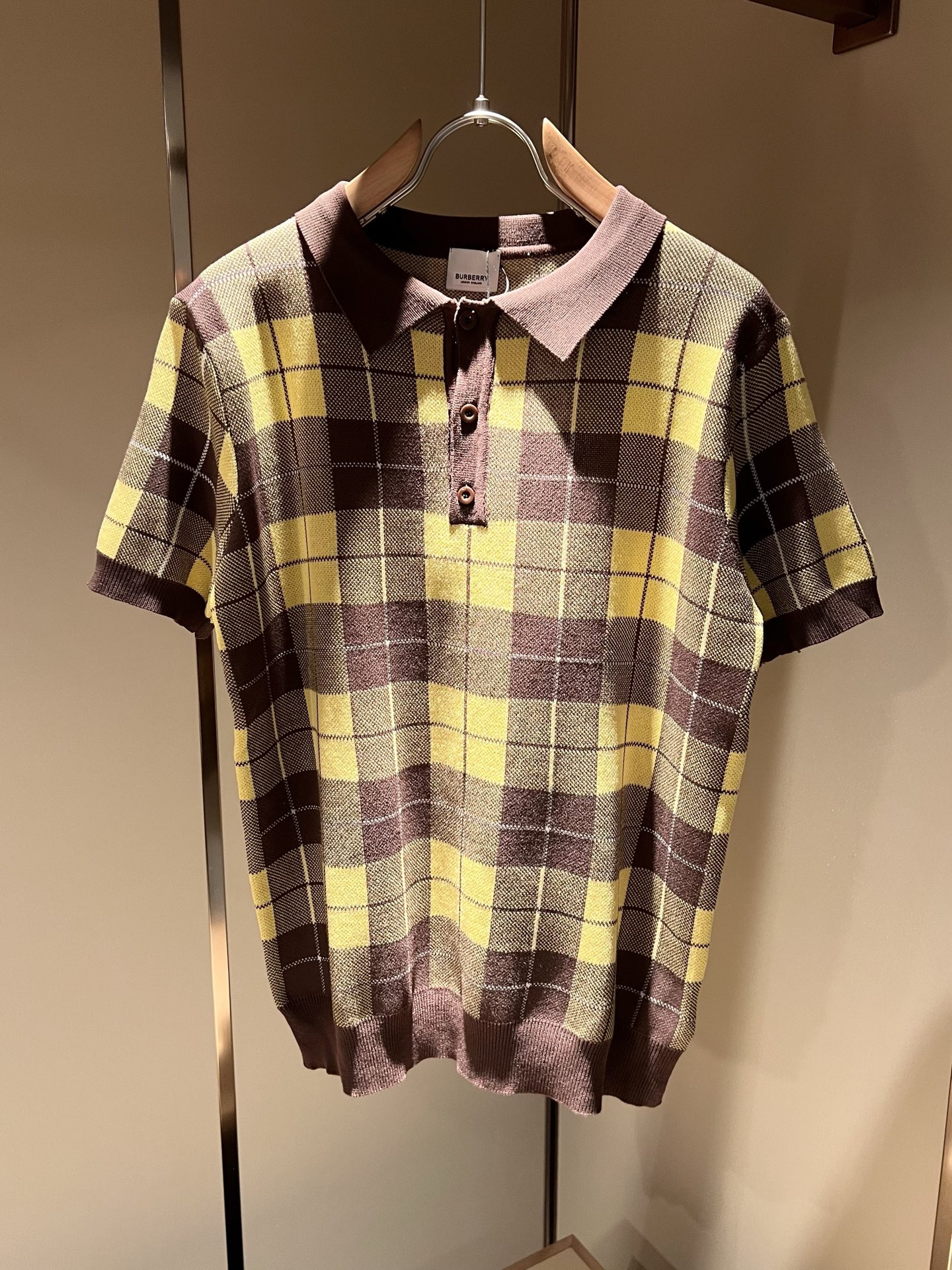 NO:121563,Bur*erry 2025 spring and summer new men and women's same short-sleeved T-shirt, top lapel knitted short-sleeved T-shirt, brand latest design elements!  Neither monotonous nor complicated, it shows taste just right!  Customized Tennis knitted original exclusive fabrics for customer supply!  Breathable, comfortable and breathable, the unique high-end fabric presents a simple and elegant temperament!  Panoramic plaid pattern crochet design!  The matching design is extremely charming with the brand’s unique style!  Standard cut design!  Every detail is a synchronized with high-end fashion. Size: M-3XL, burberry, T-shirt, tees, t-shirt, alexander wang19860909Bur*erry 巴*莉 2025春夏新款男女同款短袖T恤,顶级翻领针织短袖T恤,品牌最新设计元素！既不单调也不复杂,恰到好处的展现品味！客供定制天丝针织原版专属面料！透气舒适透气根本不在话下,面料独具的高奢感呈现简约优雅气质！全景格子图案钩织设计！搭配设计极具品牌独特风格魅力！标准裁剪设计！每一处细节都是与高端时尚同步的体现.尺码:M-3XL,,burberry,T-shirt,tees，t-shirt,alexander wang,Men's clothing