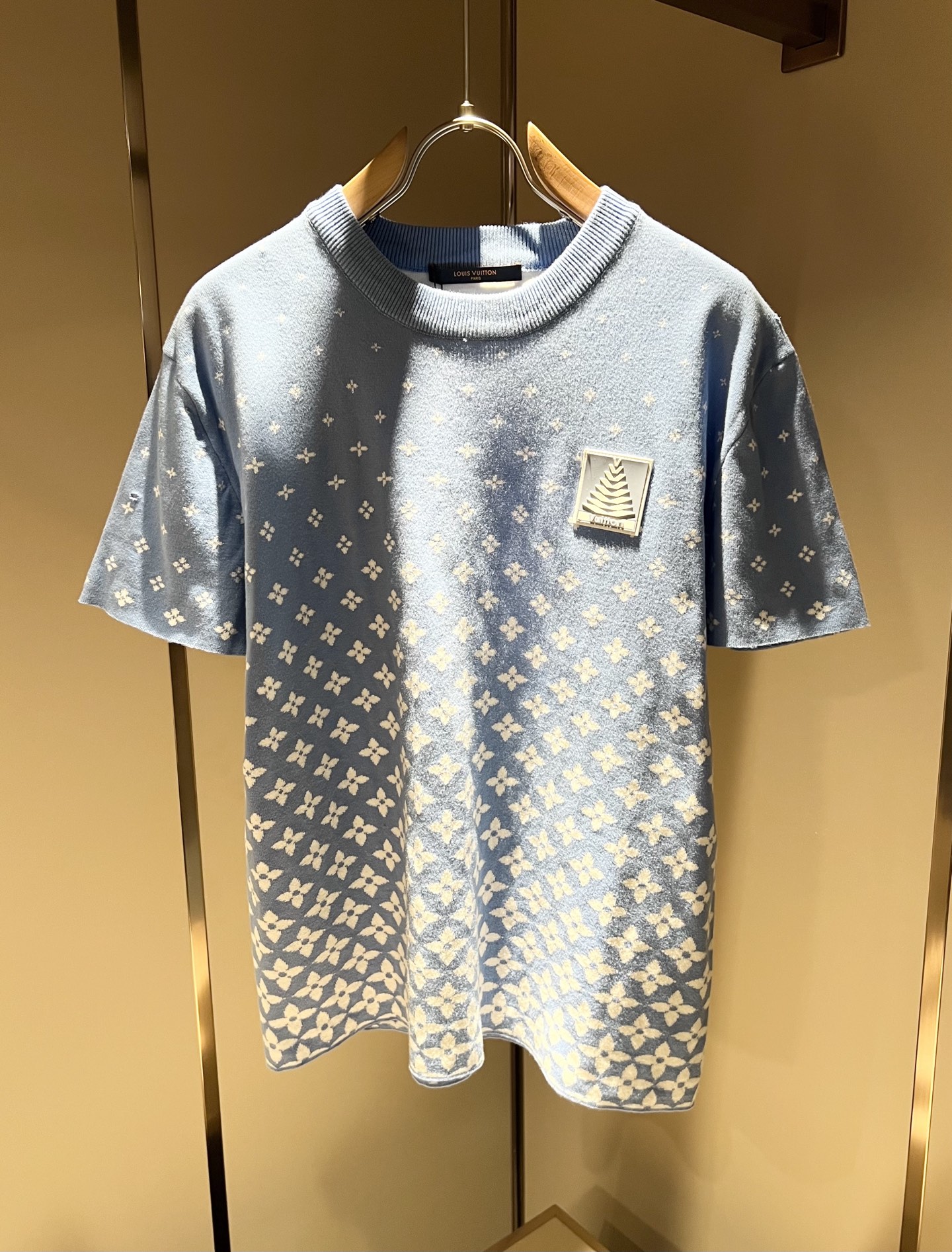 NO:121556,Louis Vuit*on 2025 Early Spring Louis Family Light Luxury Knit Short Sleeves!  Decoration for men and women!  The new high-end Louis family has always been so flawless in detail and creative designs. If you don’t buy a few pieces of Louis this spring and summer, you can’t be considered a fashion expert. Letter logo crochet pattern design!  It is something that everyone loves. It is super soft and tough, and has excellent breathability. It comes from world-class trade-level OEM channels, and is extremely rare in quantity and cannot be sold out. The 