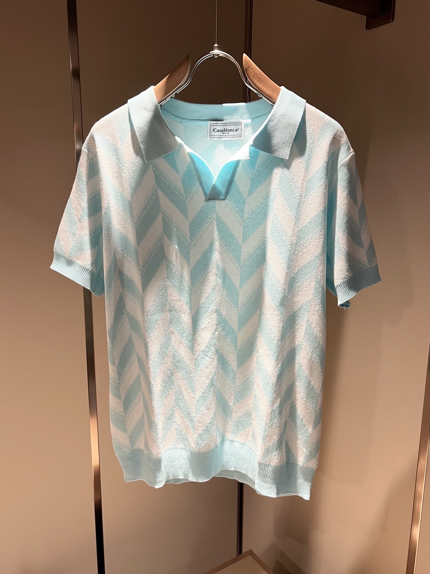 NO:121552,casablanca 2025 spring and summer new style of men and women knitted short-sleeved T-shirt, the latest model is exclusively available on the entire network!  !  ~ It is classic and fashionable and versatile, who doesn’t like it? It will show the classic again. It is very pleasing to the eye and comes with a low luxury halo and recognition!  The traditional brand concept and modern advanced technology are perfectly combined. Coupled with the extremely modern and simple design, the custom-made imported Tennis knitted fabric is 100%!  The texture of this model is quite touching, the specifications and grades are known with tentacles. The degree of delicateness and breathability are top-notch!  Size M-3XL, T-shirt,tees,t-shirt,alexander wang19860909casablanca 卡萨布兰卡 2025春夏新款男女同款针织短袖T恤,最新款全网独家首上！！~既经典有时尚百搭,谁不爱啊,将经典再次展现,非常的耐看,自带低奢光环与辨识度！传统的品牌理念和现代化的先进技术进行了完美结合.加上极其现代摩登风范的简约设计,定制百分百进口天丝针织面料！此款的质感相当感人 触手便知规格档次 细腻程度与透气效果堪称顶级！尺码M-3XL,,T-shirt,tees，t-shirt,alexander wang,Men's clothing