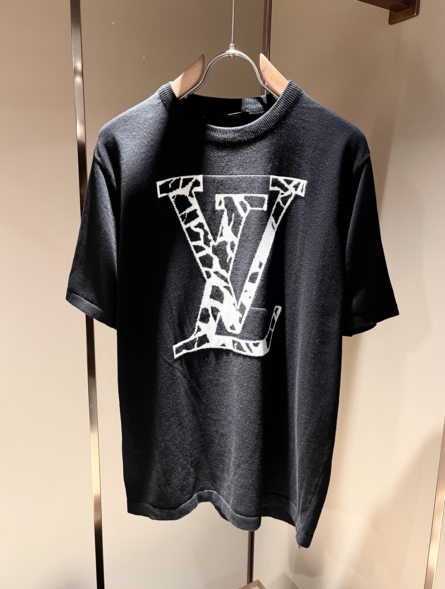 NO:121561,Louis Vuit*on 2025 Early Spring Louis Family Light Luxury Knit Short Sleeves!  Decoration for men and women!  The new high-end Louis family has always been so flawless in detail and creative designs. If you don’t buy a few pieces of Louis this spring and summer, you can’t be considered a fashion expert. Letter logo crochet pattern design!  It is something that everyone loves. It is made of top-quality ice silk blend, super soft and tough, and has excellent breathability. It comes from world-class trade-level OEM channels, and is extremely rare in quantity and cannot be sold out. The 