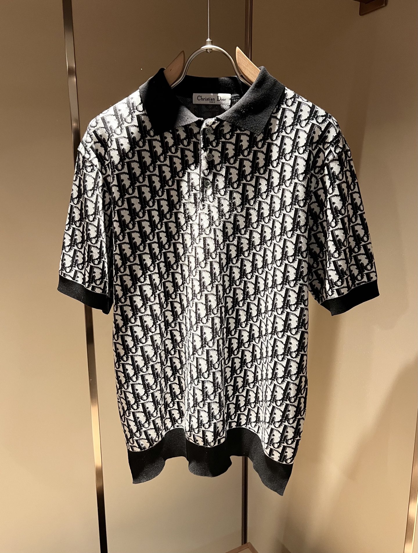 NO:121559,Dio*Dijia 2025 spring and summer new knitted short-sleeved T-shirt for men and women, and is available at the same time as the counter!  Customized exclusive knitted Yili original fabric!  Designed with logo crochet technology!  Simple and generous, calm and versatile, extremely high-end, perfectly integrated with fashion and style, a top fashionable style that perfectly suits the outside wear!  The overall feeling is natural!  The ultimate classic versatile short-sleeved T-shirt adopts the latest three-dimensional letter logo pattern crochet design!  The ultimate perfection of heavy industry!  Fans who pursue high quality are please buy them by themselves, and all fans who know the goods are invited to appreciate this model together!  !  Size M-3XL, dior,dior,T-shirt,tees,t-shirt,alexander wang19860909Dio*迪家 2025春夏新款男女同款针织短袖T恤,专柜同步发售！定制专属针织伊力原版面料！采用logo钩织工艺设计！简约特大方,从容百搭,档次极高,完美融入时尚还有风情感一款完美符合外穿的顶尖时髦气质款！整体给人浑然天成的感觉！极致经典的百搭型短袖T恤,采用最新的立体字母logo图案钩织设计！极致的重工极致的完美！追求高品质的粉丝们请自行抢购,诚邀所有识货的粉丝一同鉴赏此款！！尺码M-3XL,,dior,dior,T-shirt,tees，t-shirt,alexander wang,Men's clothing