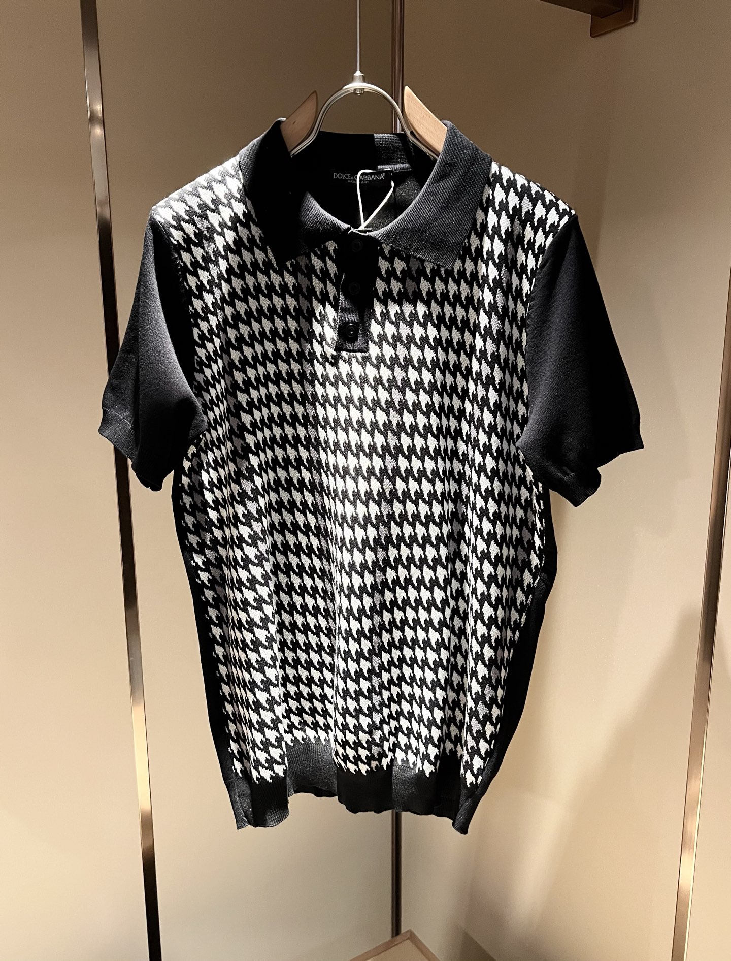 NO:121554,Dolce&Gabba*a 2025 early spring new short-sleeved sweater, released simultaneously in the counter!  Customized exclusive cotton fabric, back letter logo design!  Simple and generous, calm and versatile, extremely high-end, perfectly integrated with fashion and style, a top fashionable style that perfectly suits the outside wear!  The overall feeling is natural!  The ultimate classic versatile short-sleeved T-shirt is crocheted with the latest three-dimensional houndstooth elements!  The ultimate perfection of heavy industry!  Fans who pursue high quality are please buy them by themselves, and all fans who know the goods are invited to appreciate this model together!  !  Size M-3XL, Dolce & Gabbana, Dolce & Gabbana, T-shirt,tees, t-shirt,alexander wang19860909Dolce&Gabba*a 杜嘉*纳2025早春新款短袖针织衫,专柜同步发售！定制专属纯棉面料,后幅字母logo设计！简约大方,从容百搭,档次极高,完美融入时尚还有风情感一款完美符合外穿的顶尖时髦气质款！整体给人浑然天成的感觉！极致经典的百搭型短袖T恤,采用最新的立体千鸟格元素钩织！极致的重工极致的完美！追求高品质的粉丝们请自行抢购,诚邀所有识货的粉丝一同鉴赏此款！！尺码M-3XL,,Dolce&Gabbana,Dolce&Gabbana,T-shirt,tees，t-shirt,alexander wang,Men's clothing