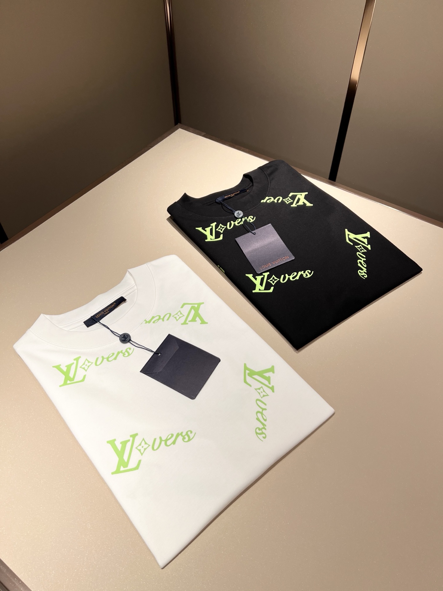 NO:121565,LouisVuitt*Louis*Deng The new series of spring and summer 2025 products are launched, a very fashionable and avant-garde short-sleeved T-shirt for men and women, with logo logo pattern and printing decoration!  Different from the past, it declares the design concept that has been passed down for many years in the brand!  Its eye-catchingness is no less than any classic style, perfectly presenting the fashionable, high-end and luxurious feeling in front of the world!  Made of imported cotton materials, selected high-quality pure cotton fabrics, soft and soft to the touch, the real thing is definitely beyond your imagination, close to the body and breathable, even if you sweat profusely, you will not feel greasy or stuffy, and will bring sweating and moisture absorption to the extreme!  Size S-2XL, louis vuitton,louis vuitton,t-shirt,tees,t-shirt,alexander wang19860909LouisVuitt*路易*登 2025春夏全新系列单品上线,非常时髦前卫的一款男女同款短袖T恤,标识logo图案印花修饰！区别于以往的不同,宣示品牌传承多年的设计理念！其吸睛度完全不亚于任何经典款式,将时髦高级感与奢华感完美呈现在世人眼前！客供进口全棉材质制成,精选优质纯棉面料,触感软糯亲肤细腻,实物到手绝对超乎你的想象,贴身无比舒适透气,即便是汗流浃背也不会有腻身及闷热感可言,将排汗吸湿性发挥到了极致！尺码S-2XL,,louis vuitton,louis vuitton,T-shirt,tees，t-shirt,alexander wang,Men's clothing