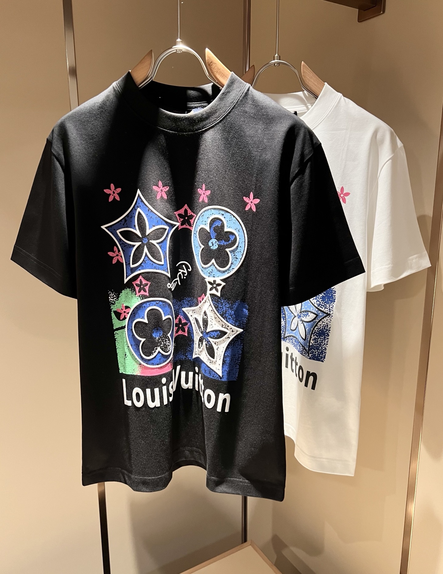 NO:120228,LouisVuitt*Louis*Deng The new series of spring and summer 2025 products are launched, a very fashionable and avant-garde short-sleeved T-shirt for men and women, with logo logo pattern and printing decoration!  Different from the past, it declares the design concept that has been passed down for many years in the brand!  Its eye-catchingness is no less than any classic style, perfectly presenting the fashionable, high-end and luxurious feeling in front of the world!  Made of imported cotton materials, selected high-quality pure cotton fabrics, soft and soft to the touch, the real thing is definitely beyond your imagination, close to the body and breathable, even if you sweat profusely, you will not feel greasy or stuffy, and will bring sweating and moisture absorption to the extreme!  Size S-2XL, louis vuitton,louis vuitton,t-shirt,tees,t-shirt,alexander wang19860909LouisVuitt*路易*登 2025春夏全新系列单品上线,非常时髦前卫的一款男女同款短袖T恤,标识logo图案印花修饰！区别于以往的不同,宣示品牌传承多年的设计理念！其吸睛度完全不亚于任何经典款式,将时髦高级感与奢华感完美呈现在世人眼前！客供进口全棉材质制成,精选优质纯棉面料,触感软糯亲肤细腻,实物到手绝对超乎你的想象,贴身无比舒适透气,即便是汗流浃背也不会有腻身及闷热感可言,将排汗吸湿性发挥到了极致！尺码S-2XL,,louis vuitton,louis vuitton,T-shirt,tees，t-shirt,alexander wang,Men's clothing