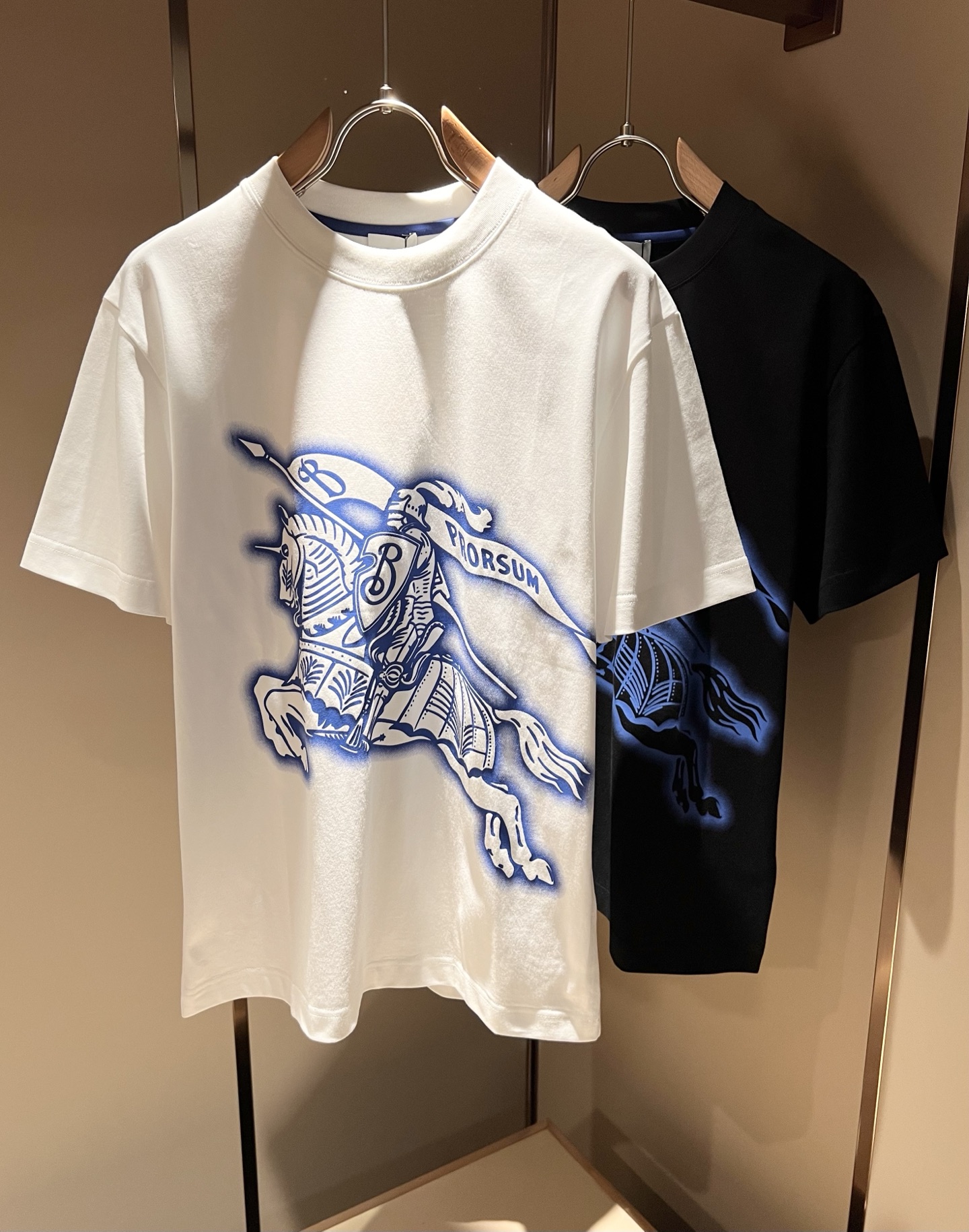 NO:120234,BURBER*Y Ba*li's new spring and summer 2025 short-sleeved T-shirt for men and women, is coming, and is made of a popular environmentally friendly pure cotton fabric recently. It is a high-end outdoor sports and leisure series, which is very popular in sports!  BUR's latest special material, logo pattern printing design!  Fabric is also called memory cloth, which refers to fabrics with morphological memory functions. It instantly kills all versions on the market. It can only be said that it is not a level at all. Whether it is material, detail restoration and craftsmanship, you are not afraid of any challenges. Just to contribute wonderful products to everyone. As always, it is consistent. A style that implements the core concept of BUR will be closely tied to fashion, always maintaining perfection, a simple but not simple design style perfectly meets the outfit you need in daily life. Size: S-2XL, burberry, T-shirt, tees, t-shirt, alexander wang19860909BURBER*Y巴*莉2025春夏新品男女同款短袖T恤,重磅来袭,最近比较火热的环保纯棉面料制作而成,高端户外运动休闲系列,非常火热运动风潮！BUR最新研发的特殊材质,标志logo图案印花设计！面料也叫记忆布,是指具有形态记忆功能的面料,秒杀市面上一切版本,只能说根本就不是一个级别的存在,不管是材质还是细节还原度以及工艺制作方面,不惧任何挑战,只为给大家奉献绝妙产物一如既往,始终如一,贯彻了BUR核心理念的一个款式将与时尚紧紧的捆绑在一起,时刻保持完美,简约而不简单的的设计风格,完美的满足了你日常所需要的穿搭.尺码:S-2XL,,burberry,T-shirt,tees，t-shirt,alexander wang,Men's clothing