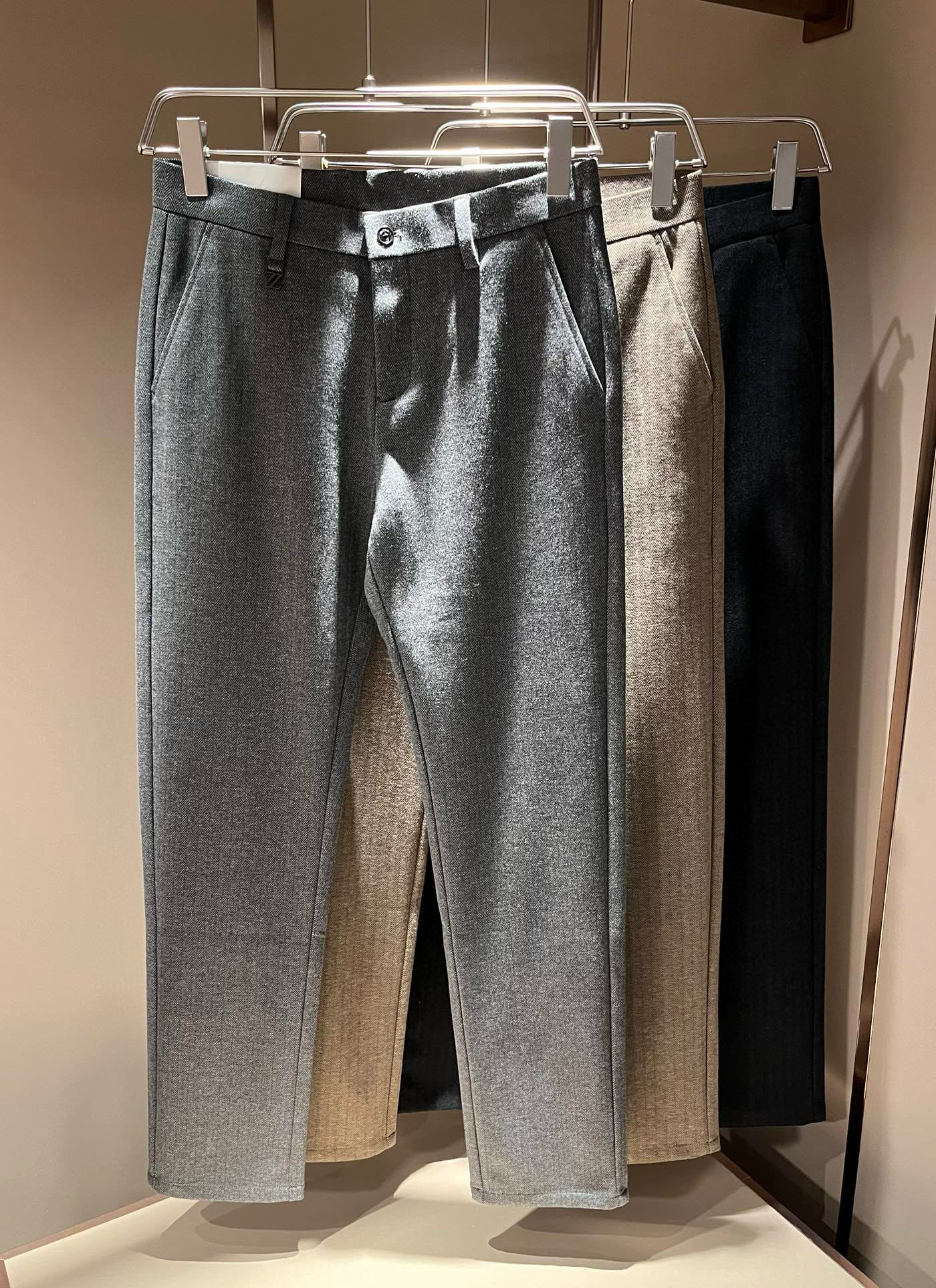 NO:120222,Ermenegildo Zeg*aJia 2025 autumn and winter new men's cashmere casual pants, the finale of the channel goods have appeared!  !  Sold simultaneously at the counter!  It is no exaggeration to say that this trouser is made from the original OEM channel, not a bragging original OEM, but is a product from the domestic ready-to-wear OEM factory officially authorized by Jenia!  Therefore, the ratio of quantity and size is extremely short, so you can earn it if you grab it!  The best trousers in autumn and winter are officially unveiled!  !  !  !  !  !  Zegna's things have always been one of the only essential outfits for successful business people!  Not everyone can easily surpass the brand's high-end style and its own strong aura. No matter which season the style is, it is a standard temperament!  However, the fabric style is between business and casual and daily wear, and customizes original hardware logo accessories!  Only Jenya, who can design a pair of trousers so well-suited to the public, is the only one who focuses on men's clothing, business and casualness!  Whether you wear this style in a casual occasion or in a business occasion, you must wear it well and be able to wear it to your own taste!  Pants that give yourself unlimited points!  Size 30-4037 39, zegna,alexander wang19860909Ermenegildo Zeg*a杰*亚 2025秋冬新款男士羊绒休闲裤,压轴的渠道货出现了！！柜台同步销售！ 毫不夸张的说,此款裤装是原厂代工渠道的货,并不是吹牛的原厂代工,完全是由杰尼亚官方授权的国内成衣代工厂出来的产品！所以数量跟尺码配比都极度紧缺,抢到就是赚到！秋冬最好的裤装正式揭幕！！！！！！Zegna的东西,从来都是成功商务人士的专属必备行头之一！品牌高级的格调以及自带强大的气场并不是所有人都能轻易凌驾的.无论哪季的款式都是都是气质标配！但是面料版型又介乎于商务休闲跟日常穿着之间,定制原版五金logo辅料配件！能将一款裤装设计到如此贴合大众穿着,也就只有专注于男装商务休闲的杰尼亚了！不论您是休闲场合穿搭,或者商务场合此款都能搭配的恰到好处要穿,就必须穿好的,能穿出属于自己品味的！给自己无限加分的裤子！尺码30-4037 39,,zegna,alexander wang,Men's clothing