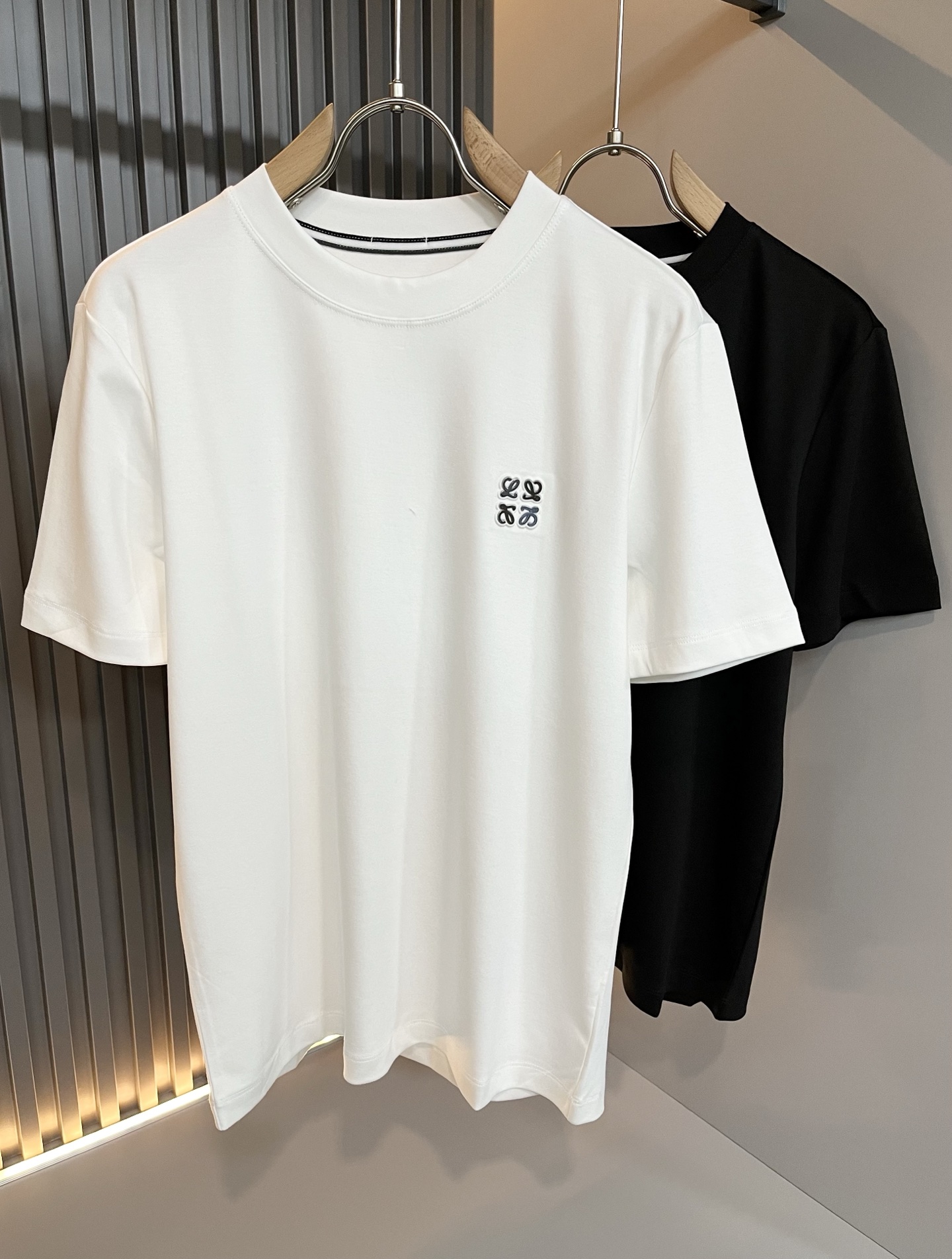 NO:121546,LOE*WE Luo*We 2025 spring and summer new short-sleeved T-shirt for men and women, original Italian order channel, very personalized and high-end style, logo pattern glue pressing technology design!  Couple pure cotton short-sleeved T-shirt!  !  The latest fashion trends and popular products are here, and it is another simple and high-end fashion item. It is a fashion product with very high-end outfit charm. It is a must-have item for fashion trends!  Original Italian manufacturer channels, special-level orders, and released at the same time as Hong Kong, Macao and Taiwan buyers. This model is also the latest popular product of Luo Yiweijia this year and the most classic product. Its specifications and grades are beyond doubt!  !  The choice is very diverse, and it can be said that this model naturally has a fresh and natural feeling, showing the brand charm and high-end feeling. The texture of this model is very good, and the heavy weight and brilliant skin-friendliness that can be seen with hands are even better, and it is a complete enjoyment of wearing!  !  Size: L-5XL, loewe, loewe, T-shirt,tees, t-shirt,alexander wang19860909LOE*WE罗*威 2025春夏新款男女同款短袖T恤,意大利原厂订单渠道,极具个性高级风,标志logo图案压胶工艺设计！情侣款纯棉短袖T恤！！最新时尚潮流人气产物驾到,又是一款简约高级的时尚单品,穿搭魅力十分高级不俗的时尚产物 ,时尚潮流必备单品！意大利原厂渠道,特供级别订单,同步港澳台买手店发布,此款也是罗意威家今年的最新人气产物,也是最经典的产物,其规格跟档次更是毋庸置疑！！ 选择极具多样化,言而喻此款自然具备那种清新自然的感觉,彰显品牌魅力与高级感,此款的质感十分的到位,用手可以感知的重磅跟出彩亲肤程度更是上佳,十足的穿着享受！！尺码: L-5XL,,loewe,loewe,T-shirt,tees，t-shirt,alexander wang,Men's clothing