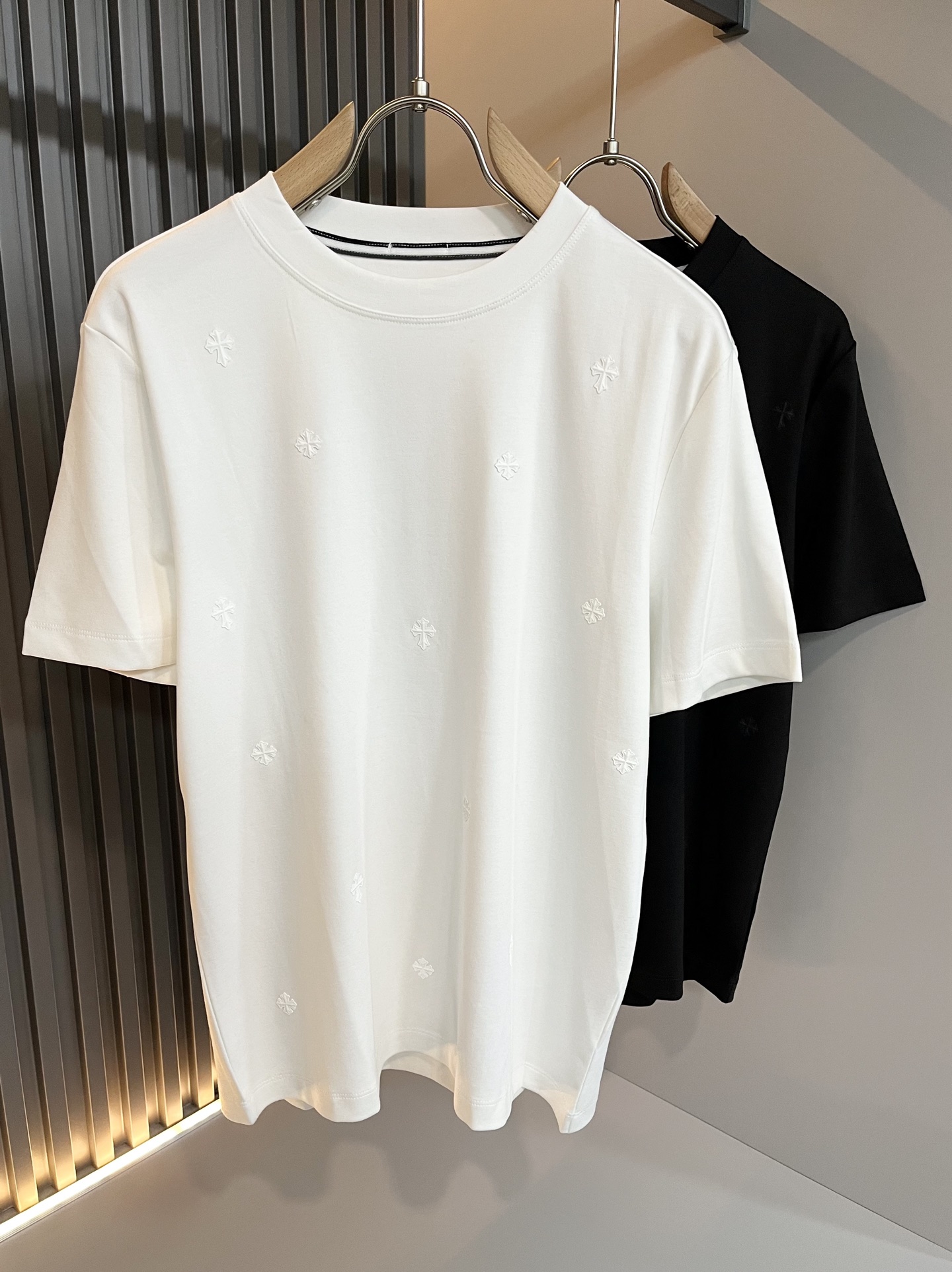 NO:121534,Chrome Hear*s 2025 spring and summer new product for men and women, limited edition gram* heart short-sleeved T-shirt, recommended for cracked walls!  The fashionable and arrogant Chrome Hear*s is favored by the whole world. The 2025SS hits the stimulus version, the classic short-sleeved T-sleeved T-sleeved, and the panoramic glue-pressing logo design!  Full of fashionable luxury style, exuding a charming sense of art!  Large and lazy, high-end customer-supply exclusive 260g pure cotton material!  Super comfortable upper body!  Large oversized shoulder-falling!  Men and women are the same style!  Color black white Size L-5XL, chrome hearts, T-shirt,tees, t-shirt,alexander wang19860909Chrome Hear*s 克*心 2025春夏新品男女同款限量版克*心短袖T恤,墙裂推荐！时尚傲娇的Chrome Hear*s,被全世界宠幸着.2025SS引爆款,经典克*心元素断绝短袖T,全景压胶logo设计！充满了时尚的奢华风,散发着迷人的艺术感！宽大慵懒,客供高端专属260克纯棉材质！上身超级舒适！大廓形大落肩！男女同款入！颜色黑色 白色 尺码L-5XL,,chrome hearts,T-shirt,tees，t-shirt,alexander wang,Men's clothing