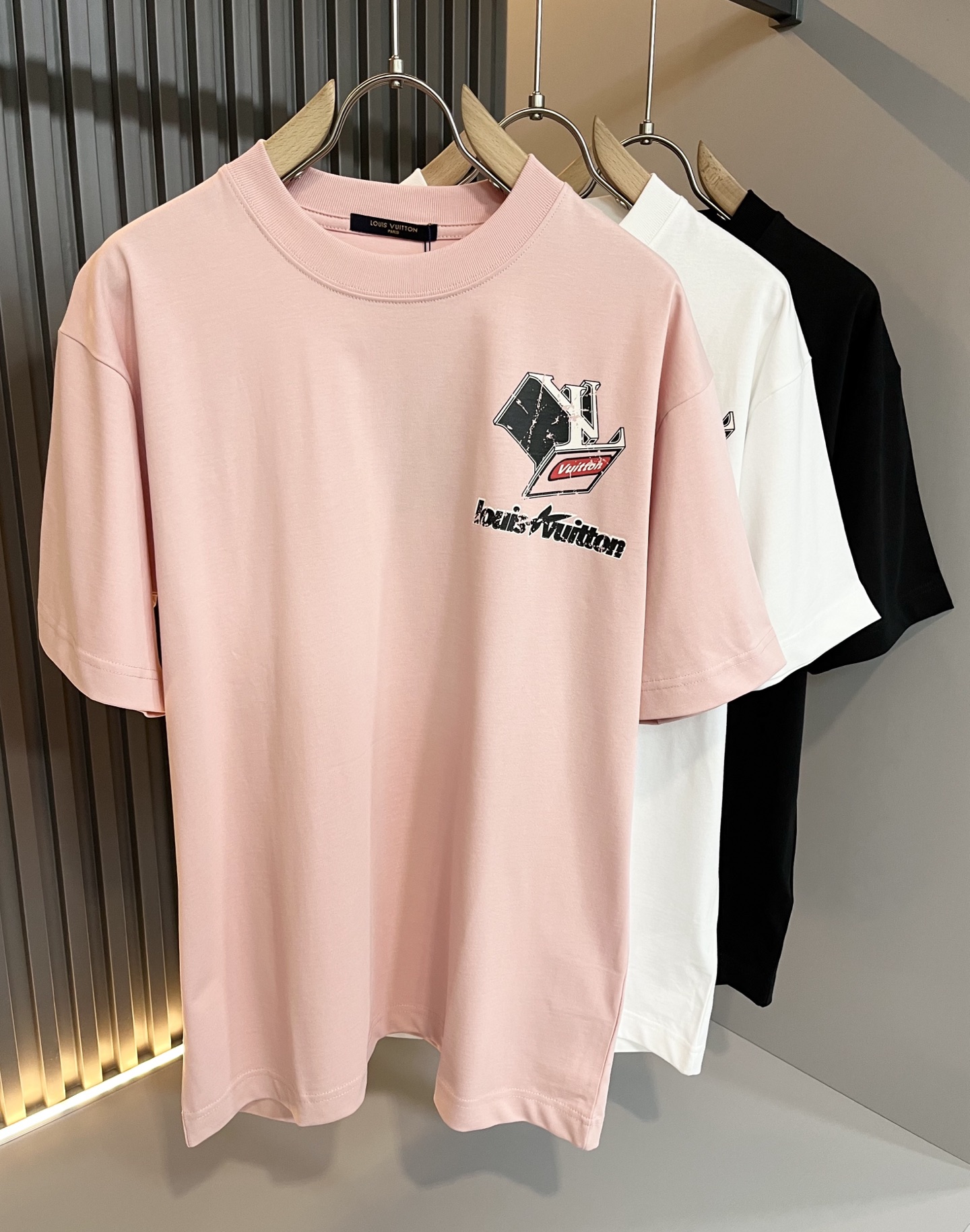 NO:121537,LouisVuitt*Louis*Deng The new series of spring and summer 2025 products are launched, a very fashionable and avant-garde short-sleeved T-shirt for men and women, with logo logo pattern and printing decoration!  Different from the past, it declares the design concept that has been passed down for many years in the brand!  Its eye-catchingness is no less than any classic style, perfectly presenting the fashionable, high-end and luxurious feeling in front of the world!  Made of imported cotton materials, selected high-quality pure cotton fabrics, soft and soft to the touch, the real thing is definitely beyond your imagination, close to the body and breathable, even if you sweat profusely, you will not feel greasy or stuffy, and will bring sweating and moisture absorption to the extreme!  Size S-2XL, louis vuitton,louis vuitton,t-shirt,tees,t-shirt,alexander wang19860909LouisVuitt*路易*登 2025春夏全新系列单品上线,非常时髦前卫的一款男女同款短袖T恤,标识logo图案印花修饰！区别于以往的不同,宣示品牌传承多年的设计理念！其吸睛度完全不亚于任何经典款式,将时髦高级感与奢华感完美呈现在世人眼前！客供进口全棉材质制成,精选优质纯棉面料,触感软糯亲肤细腻,实物到手绝对超乎你的想象,贴身无比舒适透气,即便是汗流浃背也不会有腻身及闷热感可言,将排汗吸湿性发挥到了极致！尺码S-2XL,,louis vuitton,louis vuitton,T-shirt,tees，t-shirt,alexander wang,Men's clothing