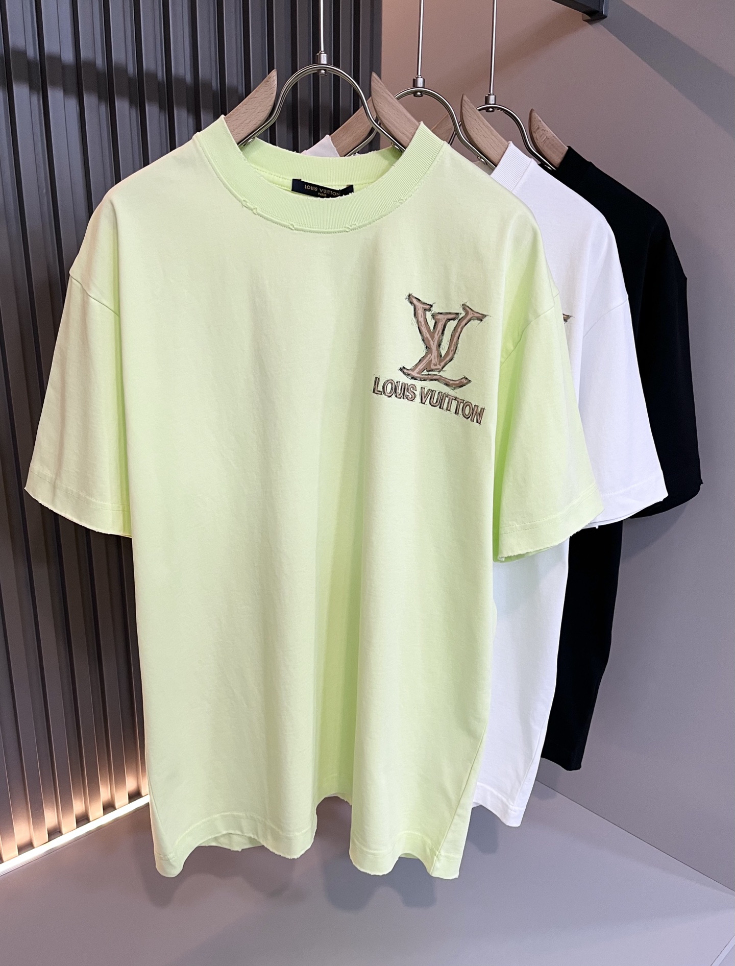 NO:121531,LouisVuitt*Louis*Deng The new series of spring and summer 2025 products are launched, a very fashionable and avant-garde short-sleeved T-shirt for men and women, with logo logo pattern and printing decoration!  Different from the past, it declares the design concept that has been passed down for many years in the brand!  Its eye-catchingness is no less than any classic style, perfectly presenting the fashionable, high-end and luxurious feeling in front of the world!  Made of imported cotton materials, selected high-quality pure cotton fabrics, soft and soft to the touch, the real thing is definitely beyond your imagination, close to the body and breathable, even if you sweat profusely, you will not feel greasy or stuffy, and will bring sweating and moisture absorption to the extreme!  Size S-2XL, louis vuitton,louis vuitton,t-shirt,tees,t-shirt,alexander wang19860909LouisVuitt*路易*登 2025春夏全新系列单品上线,非常时髦前卫的一款男女同款短袖T恤,标识logo图案印花修饰！区别于以往的不同,宣示品牌传承多年的设计理念！其吸睛度完全不亚于任何经典款式,将时髦高级感与奢华感完美呈现在世人眼前！客供进口全棉材质制成,精选优质纯棉面料,触感软糯亲肤细腻,实物到手绝对超乎你的想象,贴身无比舒适透气,即便是汗流浃背也不会有腻身及闷热感可言,将排汗吸湿性发挥到了极致！尺码S-2XL,,louis vuitton,louis vuitton,T-shirt,tees，t-shirt,alexander wang,Men's clothing