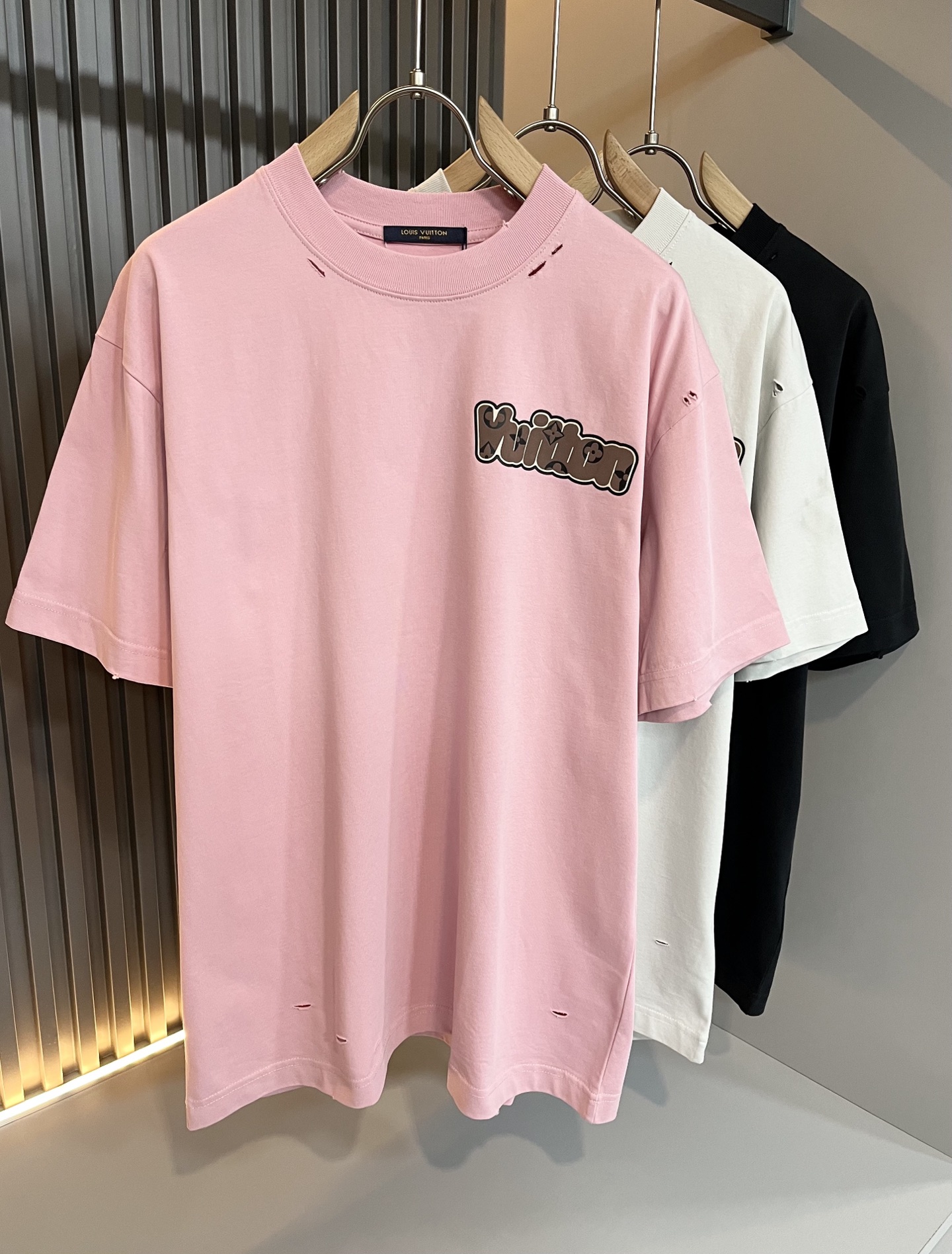 NO:121543,LouisVuitt*Louis*Deng The new series of spring and summer 2025 products are launched, a very fashionable and avant-garde short-sleeved T-shirt for men and women, with logo logo pattern and printing decoration!  Different from the past, it declares the design concept that has been passed down for many years in the brand!  Its eye-catchingness is no less than any classic style, perfectly presenting the fashionable, high-end and luxurious feeling in front of the world!  Made of imported cotton materials, selected high-quality pure cotton fabrics, soft and soft to the touch, the real thing is definitely beyond your imagination, close to the body and breathable, even if you sweat profusely, you will not feel greasy or stuffy, and will bring sweating and moisture absorption to the extreme!  Size S-2XL, louis vuitton,louis vuitton,t-shirt,tees,t-shirt,alexander wang19860909LouisVuitt*路易*登 2025春夏全新系列单品上线,非常时髦前卫的一款男女同款短袖T恤,标识logo图案印花修饰！区别于以往的不同,宣示品牌传承多年的设计理念！其吸睛度完全不亚于任何经典款式,将时髦高级感与奢华感完美呈现在世人眼前！客供进口全棉材质制成,精选优质纯棉面料,触感软糯亲肤细腻,实物到手绝对超乎你的想象,贴身无比舒适透气,即便是汗流浃背也不会有腻身及闷热感可言,将排汗吸湿性发挥到了极致！尺码S-2XL,,louis vuitton,louis vuitton,T-shirt,tees，t-shirt,alexander wang,Men's clothing