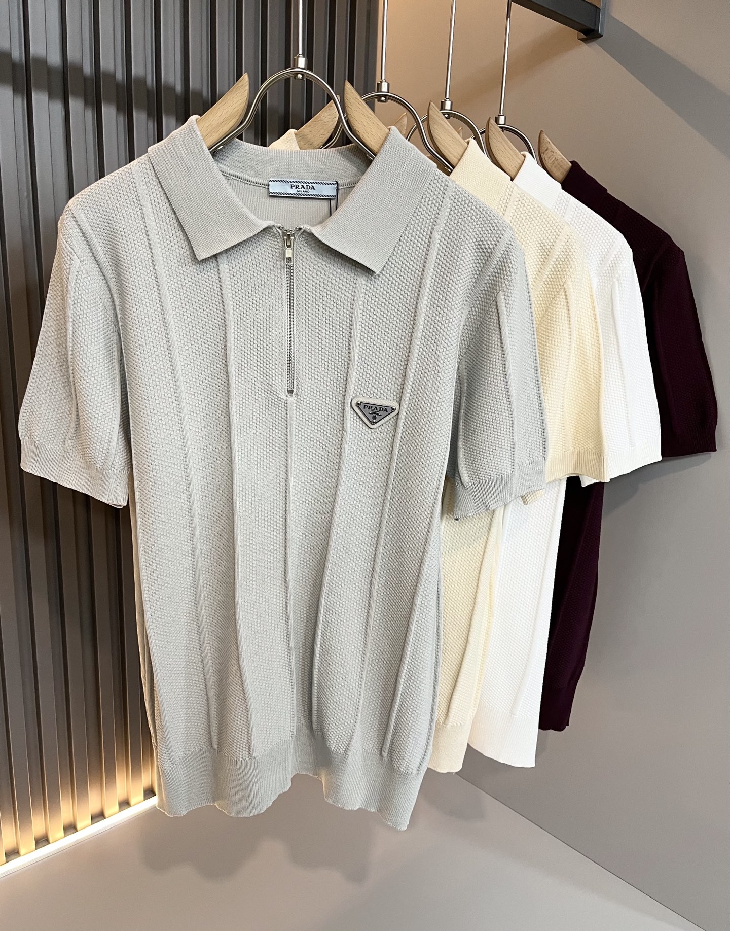 NO:121553,PRAD*A Pu*da 2025 early spring new men's lapel short-sleeved knitted short-sleeved T-shirt, the latest model is exclusively available on the entire network!  !  ~ It is classic and fashionable and versatile, who doesn’t like it? It will show the classic again. It is very pleasing to the eye and comes with a low luxury halo and recognition!  Pr*da's traditional brand concept and modern advanced technology are perfectly combined. Coupled with the extremely modern and modern minimalist design, P's exclusive three-dimensional hardware logo badge pattern design!  Customized 100% imported knitted fabric!  The texture of this model is quite touching, the specifications and grades are known with tentacles. The degree of delicateness and breathability are top-notch!  Size M-3XL, prada, T-shirt,tees, t-shirt,alexander wang19860909PRAD*A普*达2025早春新款男士翻领短袖针织短袖T恤,最新款全网独家首上！！~既经典有时尚百搭,谁不爱啊,将经典再次展现,非常的耐看,自带低奢光环与辨识度！Pr*da传统的品牌理念和现代化的先进技术进行了完美结合.加上极其现代摩登风范的简约设计,p家专属立体五金logo徽章图案设计！定制百分百进口针织面料！此款的质感相当感人 触手便知规格档次 细腻程度与透气效果堪称顶级！尺码M-3XL,,prada,T-shirt,tees，t-shirt,alexander wang,Men's clothing