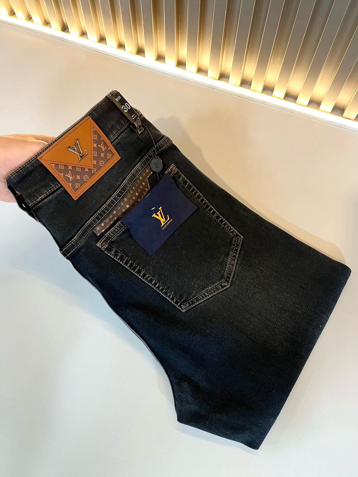 NO:121522,Louis Vuitto*Louis*Deng 2025 Early Spring New Men's Classic Washed Small Straight Jeans. Excellent upper body performance, a versatile choice, and a great value-for-money sharing!  !  As a classic combination of simple elements for boys, the classic jeans series of Louis meets the Louis classic jeans series, this has always been a legendary item in the industry and a lasting item. Many men with senior economic strength are guests of the Louis family. Countless bigwigs have performed this sentence. This is even circulated in the fashion circle. It is made of top denim jeans. After high-end washing process, it is of great grade and luxury. Nameplate waist brand hardware logo auxiliary material design!  The fabric is excellent and comfortable on the upper body, giving people a full of trendy and fashionable atmosphere, interpreting luxury and trend to the extreme. The classic, exquisite and precise straight-tube cutting design, and the thickness can be even better across all seasons!  Size 30 -40, louis vuitton,louis vuitton,alexander wang19860909Louis Vuitto*路易*登2025早春新款男士经典水洗小直筒牛仔长裤.绝佳的上身性能,百搭之选,超值性价比分享！！作为男生简约元素经典搭配,路遇路易经典仔裤系列,这个一直是业内的传奇单品,也是经久不衰的单品,很多具有资深经济实力的男人都是路易家族的座上客,无数的大佬都曾演绎过,时尚圈更是流传这么一句话,顶级丹宁牛仔面料打造而成,经高端水洗工艺处理后,极具档次与奢华感.铭牌腰牌五金logo辅料设计！面料极好上身舒适,给人满满的潮流时髦气息,将奢华与潮流感演绎到了极致,经典精湛精准的直筒版型裁剪设计,厚度更是能横跨四季必入好款！ 尺码30 -40,,louis vuitton,louis vuitton,alexander wang,Men's clothing