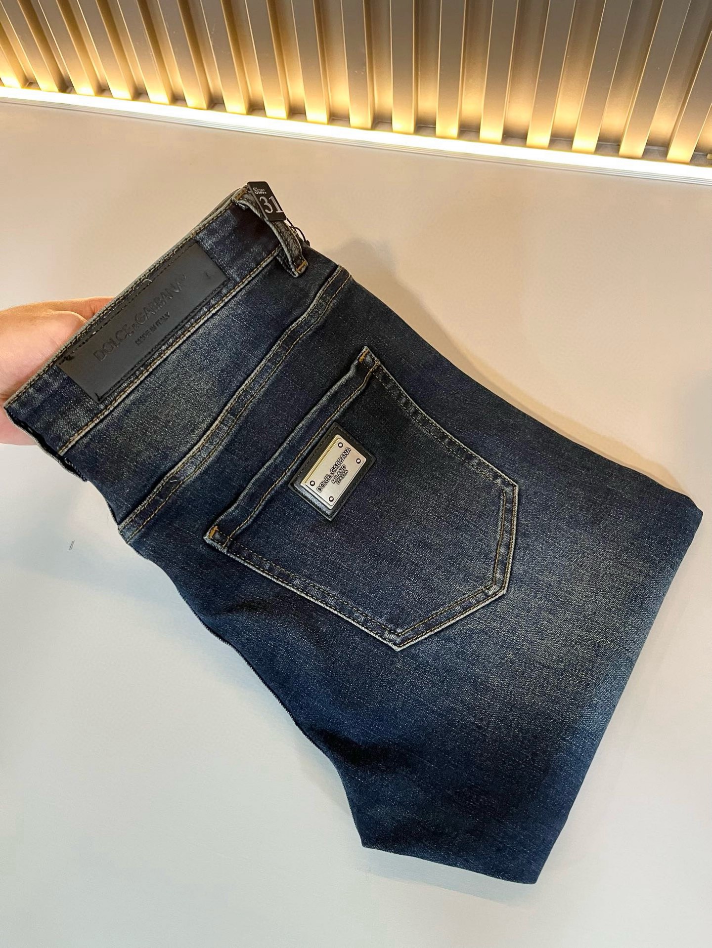 NO:121525,Dolce & Dolce*na 2025 new jeans in early spring, wash and naturally not easy to deform and decolorize, three-dimensional tailoring perfectly shaped fabric, comfortable and soft, and casually matched, comfortable means its interpretation of fashion and leisure. DG's consistent style reflects the brand's pursuit of quality, with a bit of hedonist flavor, pays great attention to details, likes everything that is not formulaic, pursues freedom, Dolce & GABB*NA's style is very unique. At the beginning of the business, it insists on making plates and designing logo logo waist brand design!  For the fashion industry that paid attention to the show at that time, it was quite unique. Size 29-40, Dolce & Gabbana, Dolce & Gabbana, Dolce & Gabbana, jeans, alexander wang19860909Dolce & 杜嘉*纳 2025早春新品牛仔裤,水洗处理自然不易变形脱色、立体剪裁完美塑形面料质舒适柔软随意搭配、舒适代表它对时尚休闲的诠释是DG一贯作风细节处体现这个品牌对品质的追求,带点享乐主义者的味道,非常注重细节,喜欢一切非公式化的东西,追求自由杜嘉班纳 (DOLCE&GABB*NA) 的作风非常独特,创业之初坚持自己制版、设计标识logo腰牌设计！对于当时讲究排场的时装界,是相当独树一格的.尺码29-40,,Dolce&Gabbana,Dolce&Gabbana,Dolce&Gabbana,jeans,alexander wang,Men's clothing