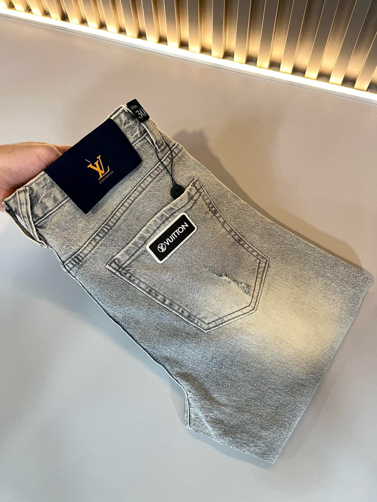 NO:121528,Louis Vuitto*Louis*Deng 2025 Early Spring New Men's Classic Washed Small Straight Jeans. Excellent upper body performance, a versatile choice, and a great value-for-money sharing!  !  As a classic combination of simple elements for boys, the classic jeans series of Louis meets the Louis classic jeans series, this has always been a legendary item in the industry and a lasting item. Many men with senior economic strength are guests of the Louis family. Countless bigwigs have performed this sentence. This is even circulated in the fashion circle. It is made of top denim jeans. After high-end washing process, it is of great grade and luxury. Nameplate waist brand hardware logo auxiliary material design!  The fabric is excellent and comfortable on the upper body, giving people a full of trendy and fashionable atmosphere, interpreting luxury and trend to the extreme. The classic, exquisite and precise straight-tube cutting design, and the thickness can be even better across all seasons!  Size 30 -40, louis vuitton,louis vuitton,alexander wang19860909Louis Vuitto*路易*登2025早春新款男士经典水洗小直筒牛仔长裤.绝佳的上身性能,百搭之选,超值性价比分享！！作为男生简约元素经典搭配,路遇路易经典仔裤系列,这个一直是业内的传奇单品,也是经久不衰的单品,很多具有资深经济实力的男人都是路易家族的座上客,无数的大佬都曾演绎过,时尚圈更是流传这么一句话,顶级丹宁牛仔面料打造而成,经高端水洗工艺处理后,极具档次与奢华感.铭牌腰牌五金logo辅料设计！面料极好上身舒适,给人满满的潮流时髦气息,将奢华与潮流感演绎到了极致,经典精湛精准的直筒版型裁剪设计,厚度更是能横跨四季必入好款！ 尺码30 -40,,louis vuitton,louis vuitton,alexander wang,Men's clothing