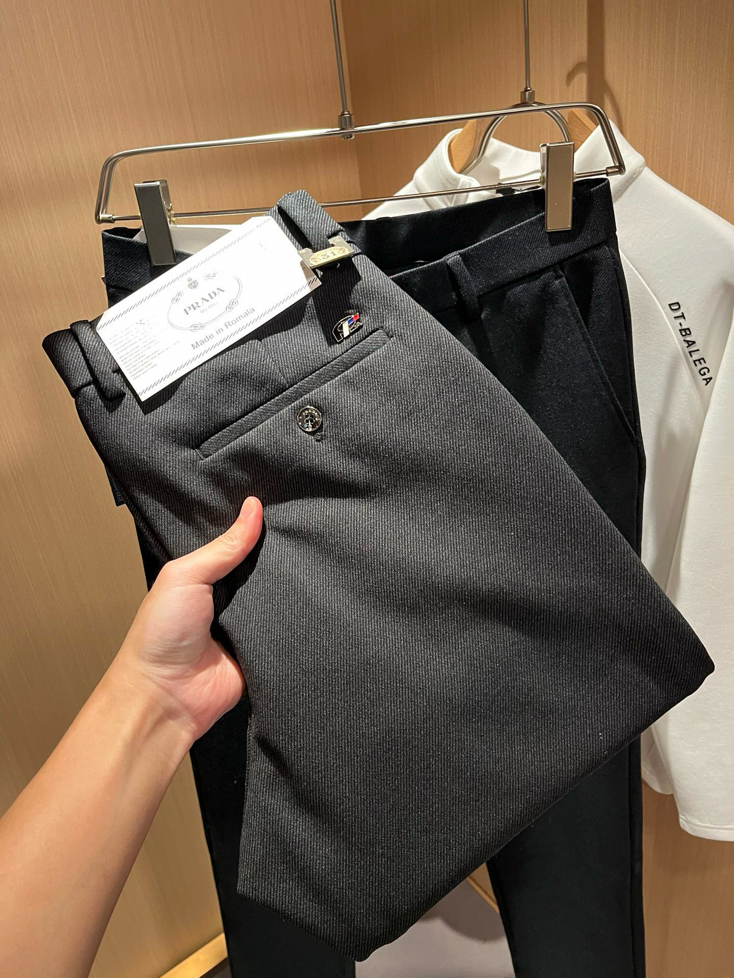 NO:121539,PRA*DA 2025 autumn and winter new cashmere trousers, classic business casual basic trousers for men!  Trading companies have sparse channels and are on sale on the leading official website!  A pair of pants with both design value and practical wearability are both online, taking into account the sense of fashion, and it is undoubtedly the best item for P this year!  Customized original cashmere fabric!  Getting the physical product will definitely give you the desire to repurchase unlimitedly!  The basic suit pants style and the right cutting process are excellent inclusive for the body. They can well modify the leg shape and visually make your legs look longer and straighter, adding a lot to your appearance and aura!  Customized YKK metal zippers, customized original logo hardware accessories for customization!  The iconic classic marking hardware badge patches on the back are self-evident, and the recognition and luxury are self-evident, and the sense of identity is low-key!  A summer pants with its own 