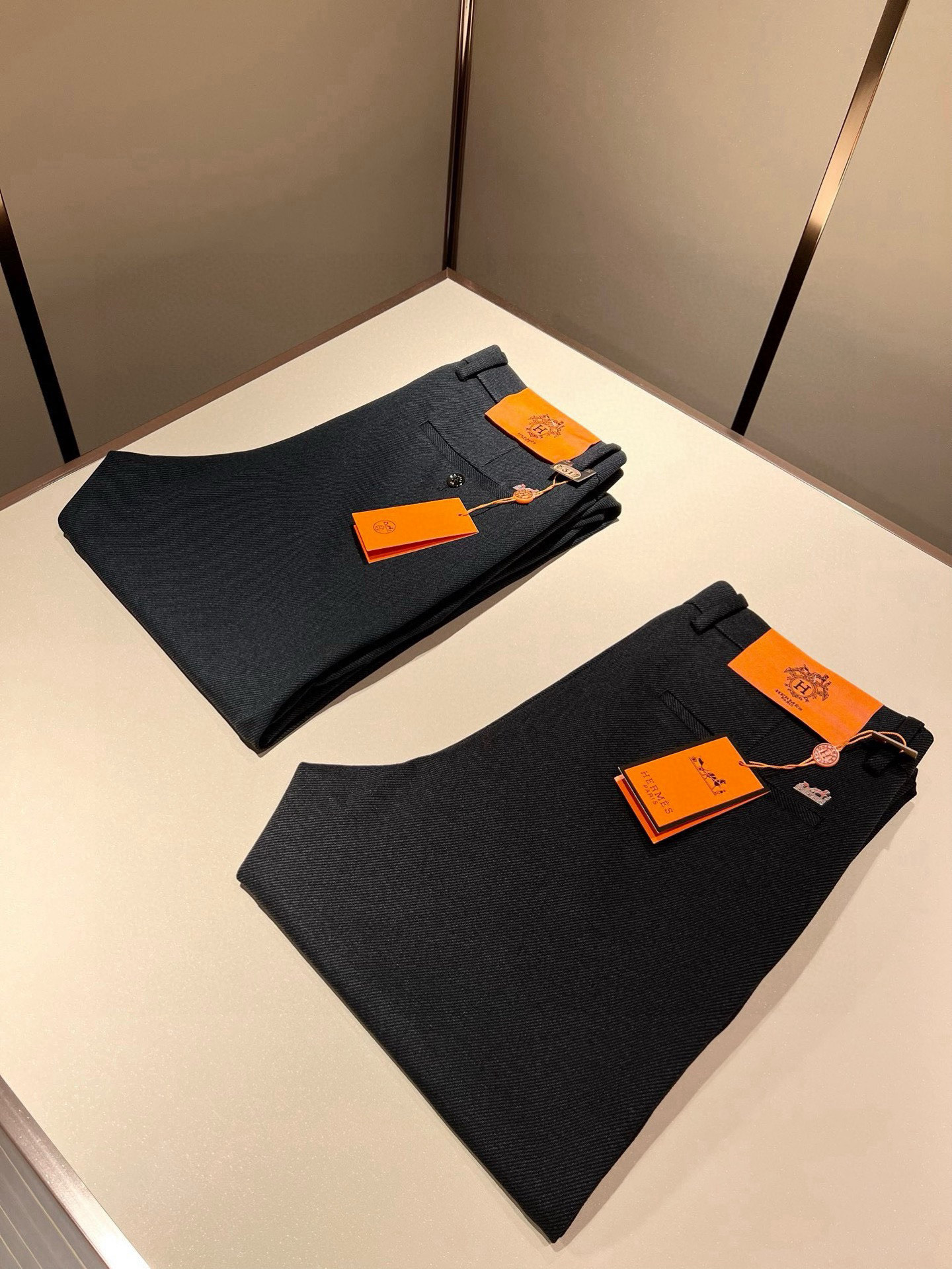 NO:121555,HERM*S AXS 2025 Autumn and Winter Men's High-end Cashmere Casual Trousers Overseas Trading Company Channel Orders!  Men's business slim straight trousers!  Shanghai Henglong store is on sale!  It is high-end, simple, and has exquisite craftsmanship and materials. It is very rigorous and demanding in pursuit of quality. It uses every detail to prove its brand image!  The typical essence of H home, the very representative logo letter logo hardware design!  The brand image of H's home is perfectly explained, and the signature leather brand is also quite amazing. It has built a brand LOGO, and the fabric has been perfectly transformed and sublimated. It has a heavy environmentally friendly plant enzyme washing process. The texture has a unique retro style and is quite outstanding. It is recognized as a universal and versatile color number and can withstand the test of any season.  Well-tailed, clean and neat!  Size 30-40 37 39,,hermes,alexander wang19860909HERM*S爱*仕 2025秋冬男士高端羊绒休闲西裤 海外贸易公司渠道订单 ！男士商务修身直筒西裤！上海恒隆店在售！高级、简约,工艺和用料方面都颇为考究,对于品质的追求非常严谨和苛刻,用每一个细节来力证自身品牌形象！H家的典型精髓,极具代表性标志字母logo五金设计！将H家的品牌形象完美阐释出来,招牌式的皮牌亦颇为惊艳,构建出品牌LOGO,面料得到完美蜕变和升华,重磅环保植物酵素水洗工艺,肌理有着独特的复古风格,相当出彩,公认的万能百搭色号,经得住任何季节的考验配色！剪裁精良,干净利落！尺码30-40 37 39,,hermes,alexander wang,Men's clothing