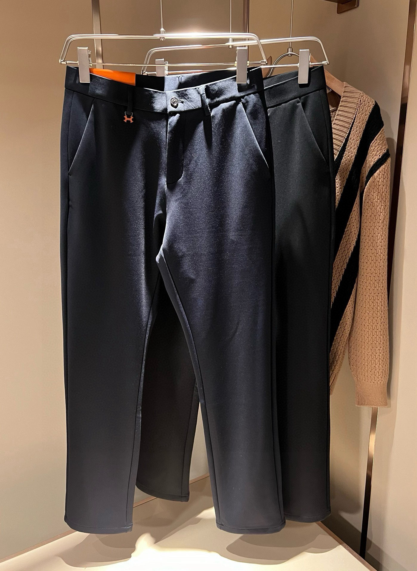 NO:121550,HERM*S AXS 2025 Early Spring Men's High-end Casual Trousers Overseas Trading Company Channel Orders!  Men's business slim straight trousers!  Shanghai Henglong store is on sale!  It is high-end, simple, and has exquisite craftsmanship and materials. It is very rigorous and demanding in pursuit of quality. It uses every detail to prove its brand image!  The typical essence of H home, the very representative logo letter logo hardware design!  The brand image of H's home is perfectly explained, and the brand logo is also quite amazing. The fabric is perfectly transformed and sublimated. It has a heavy environmentally friendly plant enzyme washing process. The texture has a unique retro style and is quite outstanding. It is recognized as a universal and versatile color number and can withstand the test of any season.  Well-tailed, clean, refreshing and neat!  Size 30-40 37 39,,hermes,alexander wang19860909HERM*S爱*仕 2025早春男士高端休闲西裤 海外贸易公司渠道订单 ！男士商务修身直筒西裤！上海恒隆店在售！高级、简约,工艺和用料方面都颇为考究,对于品质的追求非常严谨和苛刻,用每一个细节来力证自身品牌形象！H家的典型精髓,极具代表性标志字母logo五金设计！将H家的品牌形象完美阐释出来,招牌亦颇为惊艳,构建出品牌LOGO,面料得到完美蜕变和升华,重磅环保植物酵素水洗工艺,肌理有着独特的复古风格,相当出彩,公认的万能百搭色号,经得住任何季节的考验配色！剪裁精良,干净清爽且利落！尺码30-40 37 39,,hermes,alexander wang,Men's clothing