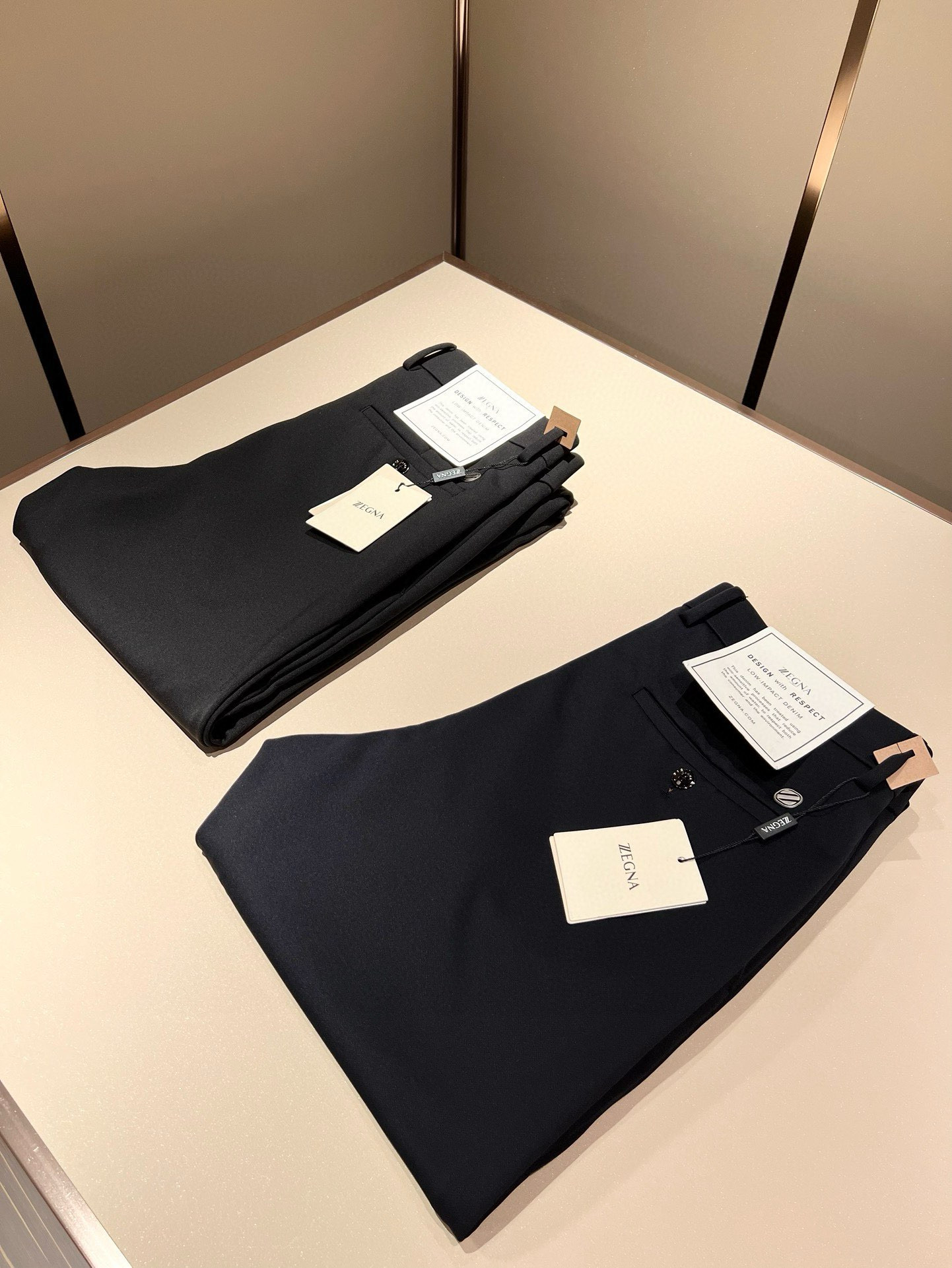 NO:121547,Ermenegildo Zeg*aJia 2025 early spring new men's casual trousers, the finale of the channel goods have appeared!  !  Sold simultaneously at the counter!  It is no exaggeration to say that this trouser is made from the original OEM channel, not a bragging original OEM, but is a product from the domestic ready-to-wear OEM factory officially authorized by Jenia!  Therefore, the ratio of quantity and size is extremely short, so you can earn it if you grab it!  The best trousers in autumn and winter are officially unveiled!  !  !  !  !  !  Zegna's things have always been one of the only essential outfits for successful business people!  Not everyone can easily surpass the brand's high-end style and its own strong aura. No matter which season the style is, it is a standard temperament!  However, the fabric style is between business and casual and daily wear, and customizes original hardware logo accessories!  Only Jenya, who can design a pair of trousers so well-suited to the public, is the only one who focuses on men's clothing, business and casualness!  Whether you wear this style in a casual occasion or in a business occasion, you must wear it well and be able to wear it to your own taste!  Pants that give yourself unlimited points!  Size 30-4037 39, zegna,alexander wang19860909Ermenegildo Zeg*a杰*亚 2025早春新款男士休闲西裤,压轴的渠道货出现了！！柜台同步销售！ 毫不夸张的说,此款裤装是原厂代工渠道的货,并不是吹牛的原厂代工,完全是由杰尼亚官方授权的国内成衣代工厂出来的产品！所以数量跟尺码配比都极度紧缺,抢到就是赚到！秋冬最好的裤装正式揭幕！！！！！！Zegna的东西,从来都是成功商务人士的专属必备行头之一！品牌高级的格调以及自带强大的气场并不是所有人都能轻易凌驾的.无论哪季的款式都是都是气质标配！但是面料版型又介乎于商务休闲跟日常穿着之间,定制原版五金logo辅料配件！能将一款裤装设计到如此贴合大众穿着,也就只有专注于男装商务休闲的杰尼亚了！不论您是休闲场合穿搭,或者商务场合此款都能搭配的恰到好处要穿,就必须穿好的,能穿出属于自己品味的！给自己无限加分的裤子！尺码30-4037 39,,zegna,alexander wang,Men's clothing