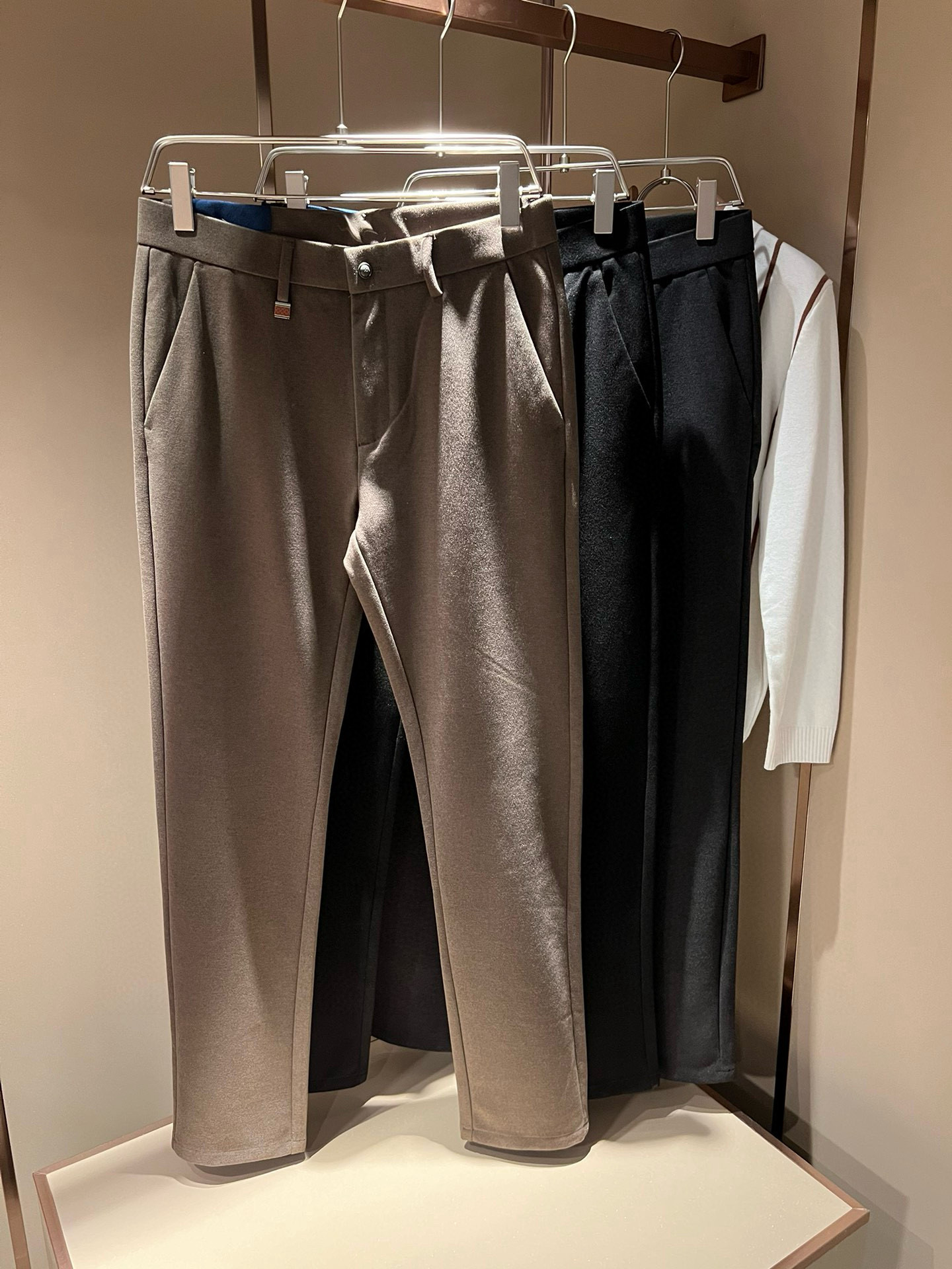 NO:121558,LouisVuitt*Louis*Deng 2025 autumn and winter new men's casual cashmere trousers, classic and fashionable versatile business casual trousers for men! The first choice for urban elite business casual, trading company channels are rare, and the leading official website is on sale! The LV logo casual trousers with its own labeled LV logo, an indispensable versatile product in the closet, convenient and comfortable to wear, and very easy to match with fashionable styles! This casual trousers are carefully selected and made of high-quality cashmere materials! It has excellent comfort and breathability, with a good sense of verticality, is not easy to wrinkle and deform, and is comfortable to wear and feels skin-friendly and comfortable. The texture of the fabric is so high-end, you will know immediately when you get the actual product. It can definitely be called an excellent product for unlimited repurchase! They are all the most recognizable classic elements of Louis Home, and all auxiliary materials come with their own brand logo design! So show the perfect quality pants in the subtleties! The meticulous and smooth line inside the trousers are more exquisite in details, which show excellent craftsmanship, which is enough for quality controls to take away! The basic regular straight-fitting cut has no restrictions on body shape, and the invincible versatile color combination easily challenges any top, perfectly combining business and casual style outfit! Size 30-4037 39,,louis vuitton,louis vuitton,louis vuitton,alexander wang19860909LouisVuitt*路易*登 2025秋冬新款男士休闲羊绒西裤,男士经典时尚百搭商务休闲西裤! 都市精英商务休闲首选,贸易公司渠道稀出,领先官网发售!自带标签化的LV标识logo休闲西裤,衣橱里不可或缺的百搭臻品,穿着便捷舒适又非常极易搭配时尚造型！此款休闲西裤用心甄选客供优质羊绒材质制成！舒适性与透气性兼优,有着很好的垂直感,不易起皱变形,着穿触感亲肤舒适,面料的质感有多高级,实物到手你立刻便知,绝对可以称为无限回购的绝佳臻品！都是路易家最具辦识度的经典元素,所有辅料自带品牌logo设计！所以细微之处尽情展现完美品质裤子！裤身内里缜密平顺的走线,细节方面更为考究,极好的彰显了出色工艺,足以让品控们闭眼收走!基础常规的直筒版型裁剪,对于体型没有限制可言,无敌的百搭配色,轻松挑战任何上装,完美兼具商务与休闲风格穿搭!尺码30-4037 39,,louis vuitton,louis vuitton,louis vuitton,alexander wang,Men's clothing