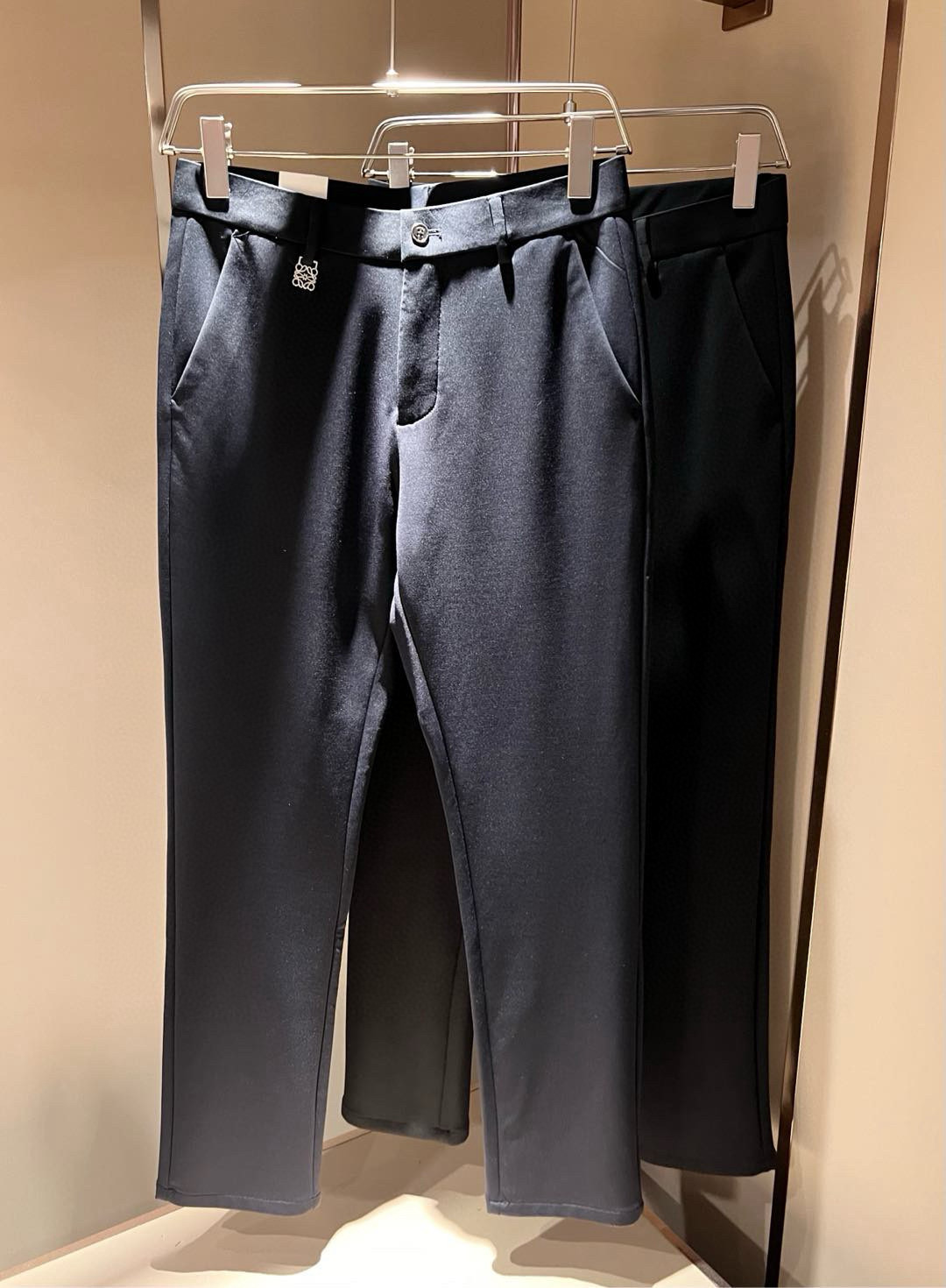 NO:121562,LO*WE/Luo*We 2025 early spring new men's fashion high-end casual trousers, Hong Kong foreign business channel goods, original Japanese products, pure blood quality, perfectly continues the essence and genes of LOE*'s home. From the main fabric to the detailed craftsmanship, all show the ingenuity of quality, use multiple brand elements to interpret, and select precious logo auxiliary materials to build!  Identity manifestation that belongs to the soul!  Customer-supplied high-end imported elastic spandex fabrics, very high-end and fashionable detailed craftsmanship. The elastic spandex is completed by a specific antique loom. This element represents the identity and rank, which is very worthy of careful appreciation!  In terms of matching, it is invincible and explains the versatility in place, with ingenious details and exquisite accessories. The auxiliary materials are all provided by foreign merchants. They are tailored and slim, and the upper body is lifted with an excellent effect. They are a styling item that is hard to come by!  Size 30-4037 39, loewe,alexander wang19860909LO*WE/罗*威2025早春新品男士时装款高端休闲西裤,香港洋行渠道货,日本原厂出品,纯血统品质,完美延续了LOE*家的精髓与基因,从主体面料到细节工艺,无不彰显出品质的匠心所在,运用多个品牌元素标识来诠释,选取矜贵的构建logo辅料！属于灵魂式的身份彰显！客供高级进口弹力氨纶面料,非常高级且时髦的细节工艺,弹力氨纶是由特定古董织布机完成,此元素代表着的身份及段位,非常值得细品悦人！在搭配上所向无敌,把百搭阐释到位,细节匠心考究,辅料皆为外商客供,剪裁合体修身,上身提臀效果绝佳,可遇而不可求的造型单品！尺码30-4037 39,,loewe,alexander wang,Men's clothing