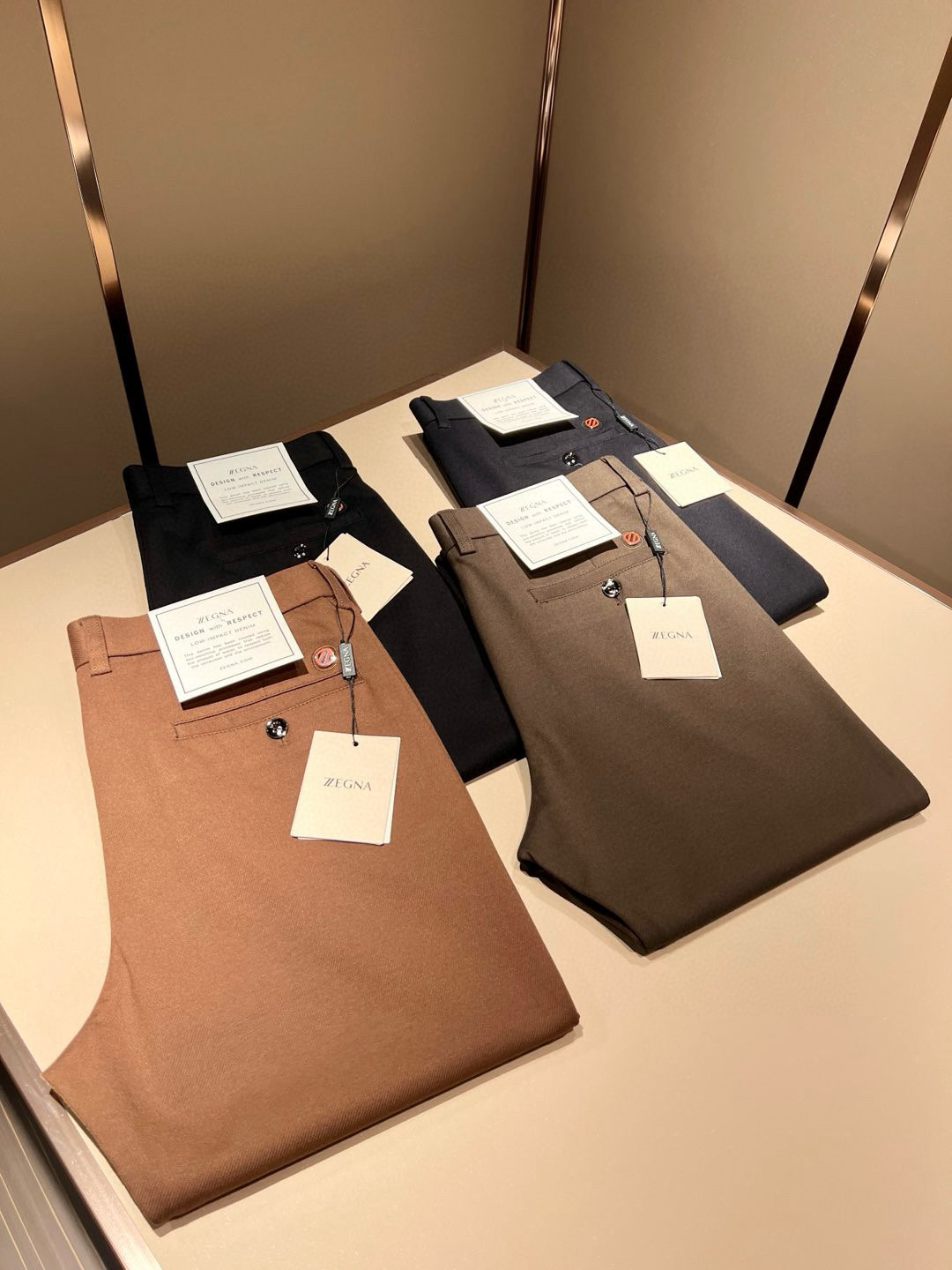 NO:121560,Ermenegildo Zeg*aJia 2025 early spring new men's casual trousers, the finale of the channel goods have appeared!  !  Sold simultaneously at the counter!  It is no exaggeration to say that this trouser is made from the original OEM channel, not a bragging original OEM, but is a product from the domestic ready-to-wear OEM factory officially authorized by Jenia!  Therefore, the ratio of quantity and size is extremely short, so you can earn it if you grab it!  The best trousers in autumn and winter are officially unveiled!  !  !  !  !  !  Zegna's things have always been one of the only essential outfits for successful business people!  Not everyone can easily surpass the brand's high-end style and its own strong aura. No matter which season the style is, it is a standard temperament!  However, the fabric style is between business and casual and daily wear, and customizes original hardware logo accessories!  Only Jenya, who can design a pair of trousers so well-suited to the public, is the only one who focuses on men's clothing, business and casualness!  Whether you wear this style in a casual occasion or in a business occasion, you must wear it well and be able to wear it to your own taste!  Pants that give yourself unlimited points!  Size 30-4037 39, zegna,alexander wang19860909Ermenegildo Zeg*a杰*亚 2025早春新款男士休闲西裤,压轴的渠道货出现了！！柜台同步销售！ 毫不夸张的说,此款裤装是原厂代工渠道的货,并不是吹牛的原厂代工,完全是由杰尼亚官方授权的国内成衣代工厂出来的产品！所以数量跟尺码配比都极度紧缺,抢到就是赚到！秋冬最好的裤装正式揭幕！！！！！！Zegna的东西,从来都是成功商务人士的专属必备行头之一！品牌高级的格调以及自带强大的气场并不是所有人都能轻易凌驾的.无论哪季的款式都是都是气质标配！但是面料版型又介乎于商务休闲跟日常穿着之间,定制原版五金logo辅料配件！能将一款裤装设计到如此贴合大众穿着,也就只有专注于男装商务休闲的杰尼亚了！不论您是休闲场合穿搭,或者商务场合此款都能搭配的恰到好处要穿,就必须穿好的,能穿出属于自己品味的！给自己无限加分的裤子！尺码30-4037 39,,zegna,alexander wang,Men's clothing