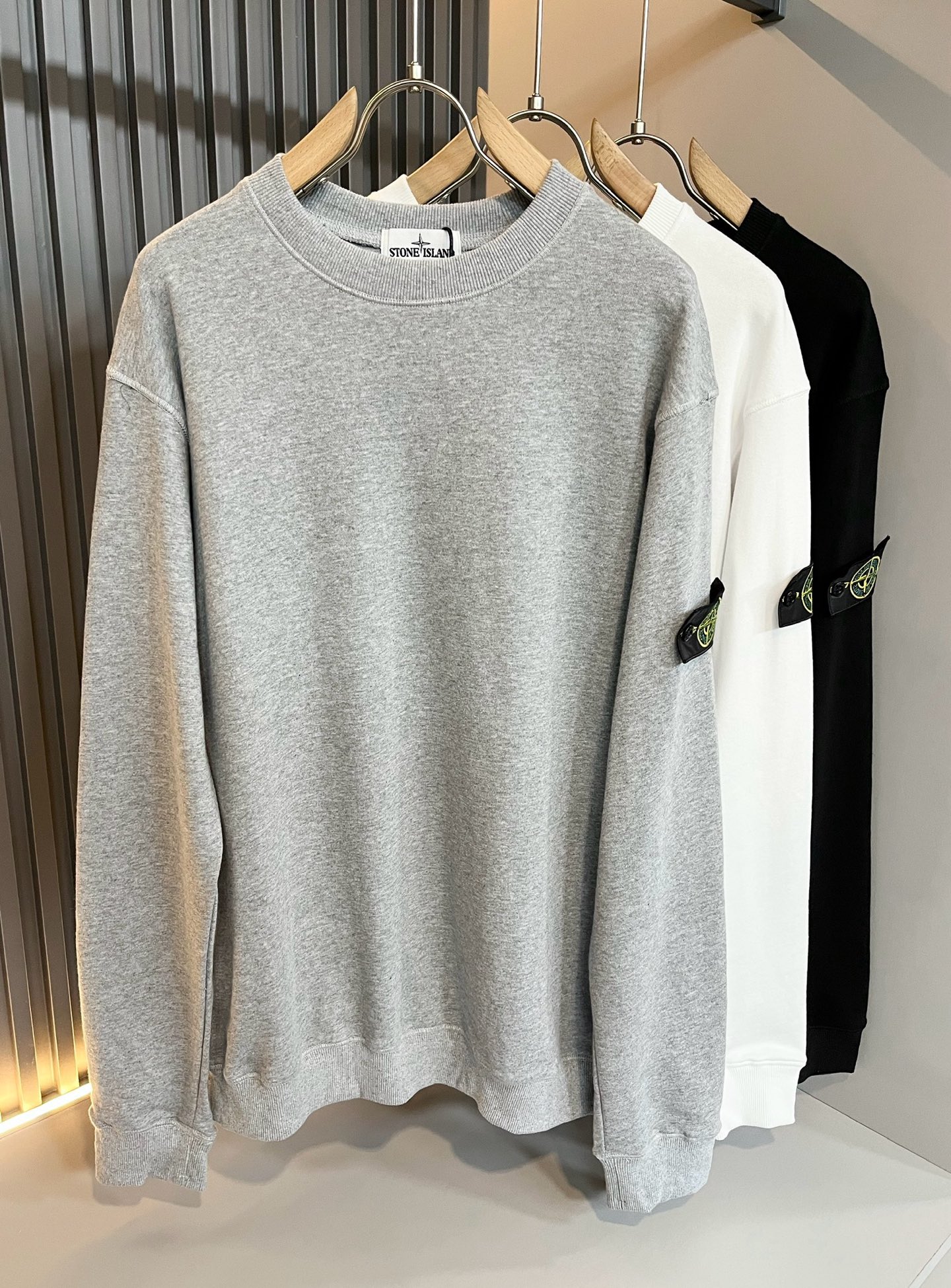 NO:125176,StoneIsland Stone Island Early Spring New Men's and Women's Sweatshirts, the latest design elements of the brand!  Neither monotonous nor complicated, it shows taste just right!  Custom imported pure cotton fabrics are provided for customers!  The unique high-end three-dimensional feeling of the fabric presents a simple and elegant temperament!  Sleeve logo badge decoration!  Full of fashionable logo elements design!  Full three-dimensional! Standard cutting design!  Every detail is a synchronized with high-end fashion. Size: M-3XL, hoodie, sweatshirts, alexander wang19860909StoneIsland 石头岛早春新款男女同款卫衣,品牌最新设计元素！既不单调也不复杂,恰到好处的展现品味！客供定制进口纯棉面料！面料独具的高奢立体感呈现简约优雅气质！袖子logo徽章修饰！满满的时尚logo元素设计！饱满立体!标准裁剪设计！每一处细节都是与高端时尚同步的体现. 尺码:M-3XL,,hoodie,sweatshirts,alexander wang,Men's clothing