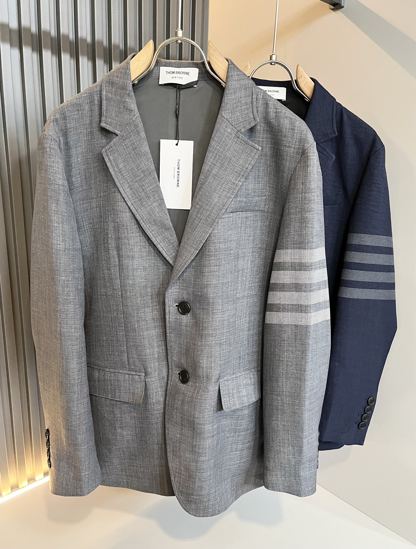 NO:125157,ThomBrow*e Tom*long Early Spring Suit Jacket Jacket!  This year's new counter products, cool and stylish and urban styles, and the special fabrics are all suit fabrics imported from the UK. They have unique textures and are not comparable to ordinary fabrics. Conventional suit collar designs, three-bar sleeve arms classic iconic brand logo designs!  The ones that are rare, the collar and cuffs are symmetrical, and the very charming design is made with no lining inner seam and edging technology. The details are very good. The one that pays great attention to technology should be the high-end one. The design elements of the minimalist season, a must-have item for trendy men, a perfect slim fit style, highly recommended!  Size M-3XL, manolo blahnik, jackets & coats, jackets & coats, business suit, alexander wang19860909ThomBrow*e汤姆*朗早春西装夹克外套！今年的专柜新品,面料帅酷爆款 时尚都市百搭款,特供面料都是英国进口的西服面料,质感独特,不是一般面料所能对比的产品.常规的西装领设计,三杠袖臂经典标志性品牌标志设计！可遇不可求的款,领口领和袖口相互对称,非常极具魅力的设计,无里布内缝包边工艺,细节非常到位,要非常讲究技术的一款,细节决定高端.极简当季的设计元素,潮男必备单品,完美修身版型,强烈推荐！尺码M-3XL,,manolo blahnik,jackets & coats,jackets & coats,business suit,alexander wang,Men's clothing