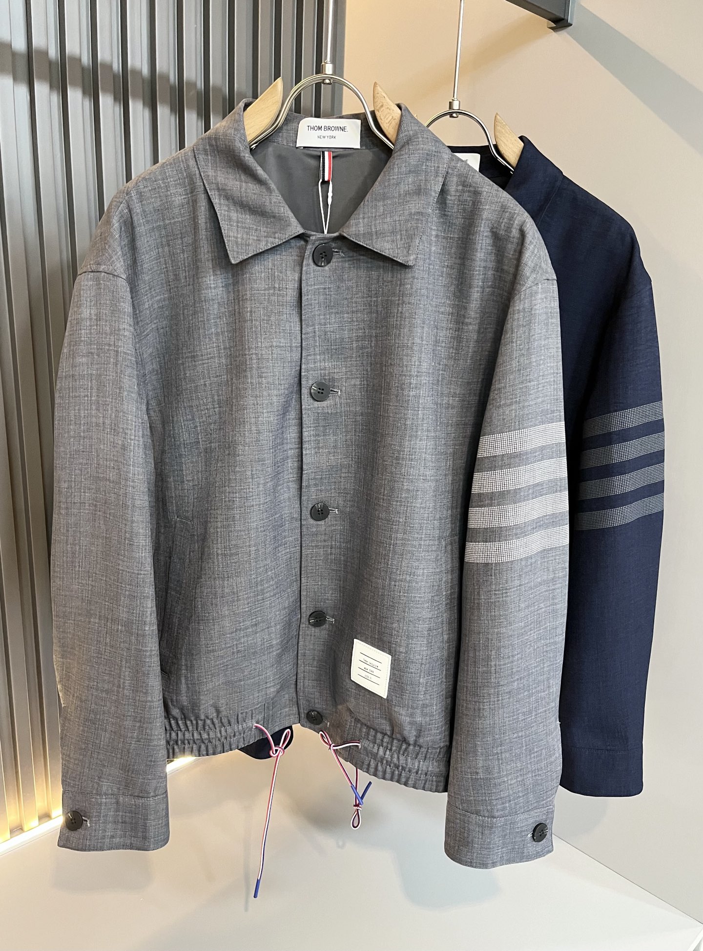 NO:125179,ThomBrow*e Tom Long Early Spring Jacket Jacket!  This year's new counter products, cool and stylish and urban styles, and the special fabrics are all suit fabrics imported from the UK. They have unique textures and are not comparable to ordinary fabrics. Conventional suit collar designs, three-bar sleeve arms classic iconic brand logo designs!  The ones that are rare, the collar and cuffs are symmetrical, and the very charming design is made with no lining inner seam and edging technology. The details are very good. The one that pays great attention to technology should be the high-end one. The design elements of the minimalist season, a must-have item for trendy men, a perfect slim fit style, highly recommended!  Size M-3XL, manolo blahnik, jackets & coats, jackets & coats, business suit, alexander wang19860909ThomBrow*e汤姆*朗早春夹克外套！今年的专柜新品,面料帅酷爆款 时尚都市百搭款,特供面料都是英国进口的西服面料,质感独特,不是一般面料所能对比的产品.常规的西装领设计,三杠袖臂经典标志性品牌标志设计！可遇不可求的款,领口领和袖口相互对称,非常极具魅力的设计,无里布内缝包边工艺,细节非常到位,要非常讲究技术的一款,细节决定高端.极简当季的设计元素,潮男必备单品,完美修身版型,强烈推荐！尺码M-3XL,,manolo blahnik,jackets & coats,jackets & coats,business suit,alexander wang,Men's clothing