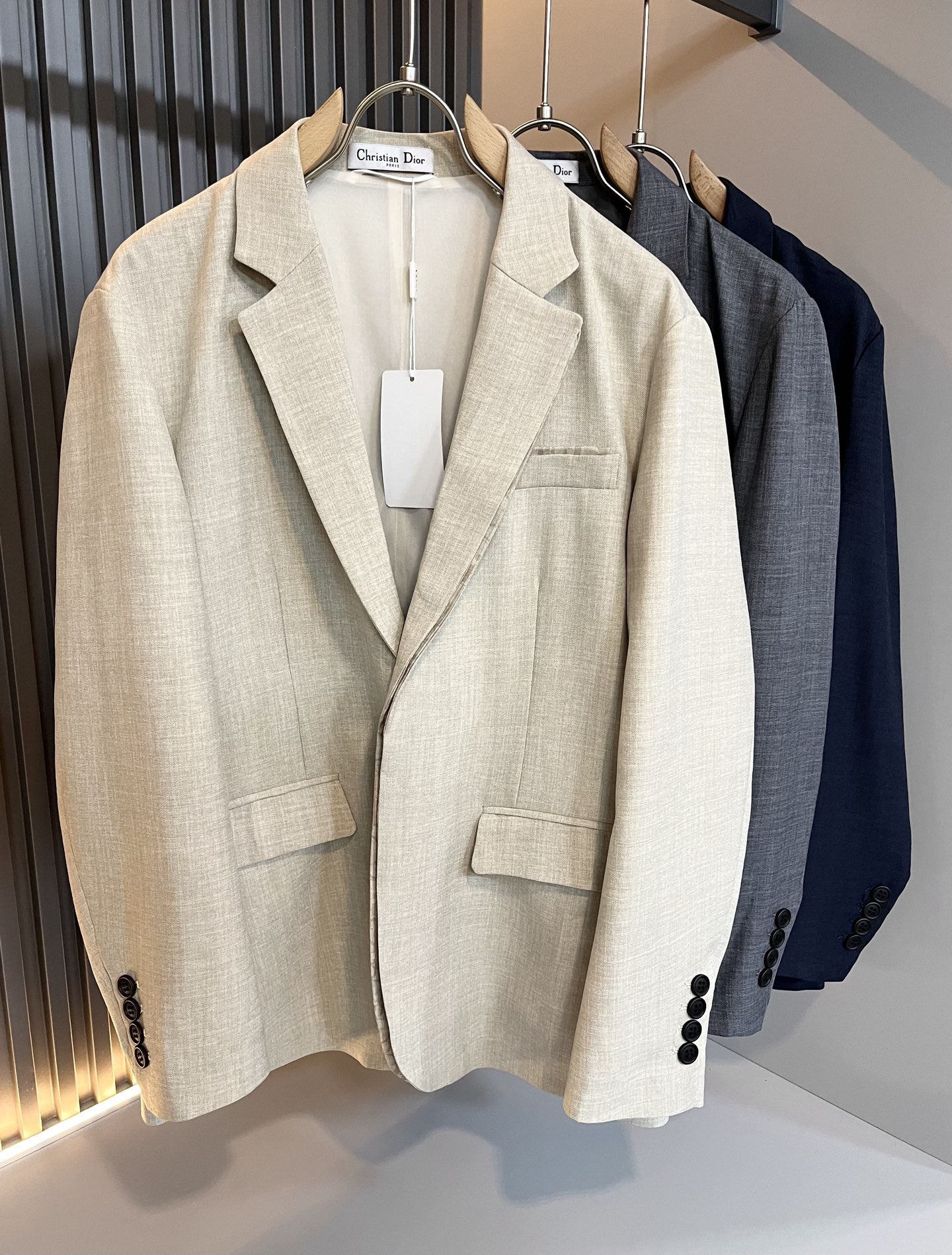 NO:125160,Dio*r Di*Ao Men's casual suit jackets in early spring, the latest fashion trends, trading company channels are rare, and it is released on the official website at the same time. The most anticipated high-quality products of men's gods are coming, and the clothes body hardware logo pattern is being modified!  Custom-made top linen fabrics!  Full of brand style!  The surface is neat and smooth and shiny, and the texture is obvious through the screen. The most enjoyable dressing experience you enjoy! It perfectly enhances the overall luxury and class, and can get a high-end luxury atmosphere at a glance! The regular suit cut, the upper body is versatile and simple, and it is easy to deal with various occasions and environments. It is undoubtedly a must-have item for daily commuting! Size M-3XL, dior, jackets & coats, business suit, alexander wang19860909Dio*r迪*奥 早春男士休闲西服外套,最新时尚潮流单西,贸易公司渠道稀出,同步官网发售,男神最为期待的精品狠货重磅来袭,衣身五金logo图案修饰！定制顶级亚麻面料！满满的品牌风格！表面整洁光滑且富有光泽,质感透过屏幕都显而易 见,你最为享受的穿着体验! 完美提升了整体的奢华档次感,一眼就能Get到的高端奢华气息!常规的西装版型裁剪,上身百搭简约不挑人,轻松应对各种场合与环境,属于日常通勤必备的臻品无疑!尺码M-3XL,,dior,jackets & coats,business suit,alexander wang,Men's clothing