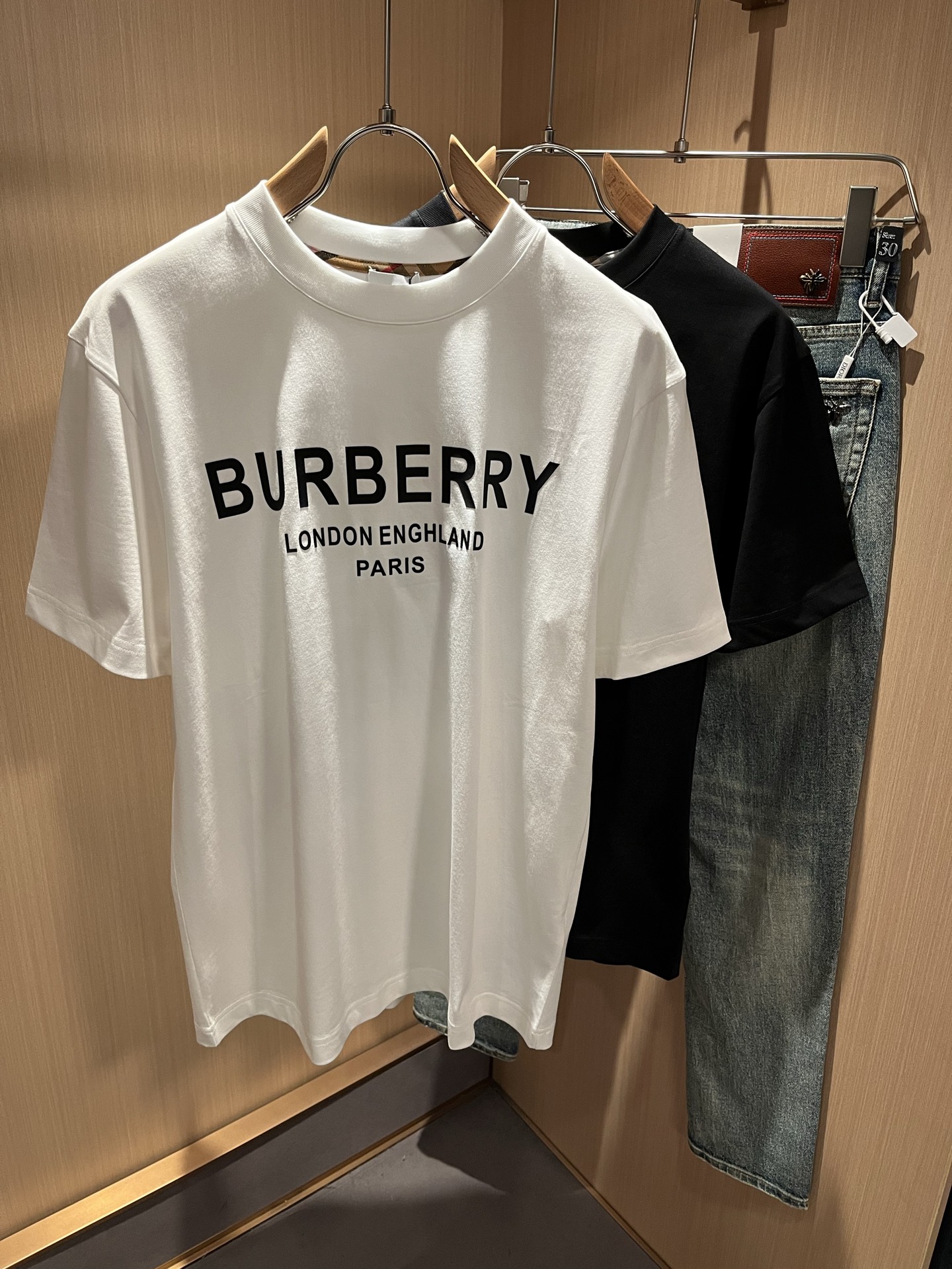 NO:123403,BURBER*Y Ba*li's new spring and summer 2025 short-sleeved T-shirt for men and women, is coming, and is made of a popular environmentally friendly pure cotton fabric recently. It is a high-end outdoor sports and leisure series, which is very popular in sports!  BUR's latest special material, logo pattern glue pressing design!  Fabric is also called memory cloth, which refers to fabrics with morphological memory functions. It instantly kills all versions on the market. It can only be said that it is not a level at all. Whether it is material, detail restoration and craftsmanship, you are not afraid of any challenges. Just to contribute wonderful products to everyone. As always, it is consistent. A style that implements the core concept of BUR will be closely tied to fashion, always maintaining perfection, a simple but not simple design style perfectly meets the outfit you need in daily life. Size: S-2XL, burberry, T-shirt, tees, t-shirt, alexander wang19860909BURBER*Y巴*莉2025春夏新品男女同款短袖T恤,重磅来袭,最近比较火热的环保纯棉面料制作而成,高端户外运动休闲系列,非常火热运动风潮！BUR最新研发的特殊材质,标志logo图案压胶设计！面料也叫记忆布,是指具有形态记忆功能的面料,秒杀市面上一切版本,只能说根本就不是一个级别的存在,不管是材质还是细节还原度以及工艺制作方面,不惧任何挑战,只为给大家奉献绝妙产物一如既往,始终如一,贯彻了BUR核心理念的一个款式将与时尚紧紧的捆绑在一起,时刻保持完美,简约而不简单的的设计风格,完美的满足了你日常所需要的穿搭.尺码:S-2XL,,burberry,T-shirt,tees，t-shirt,alexander wang,Men's clothing