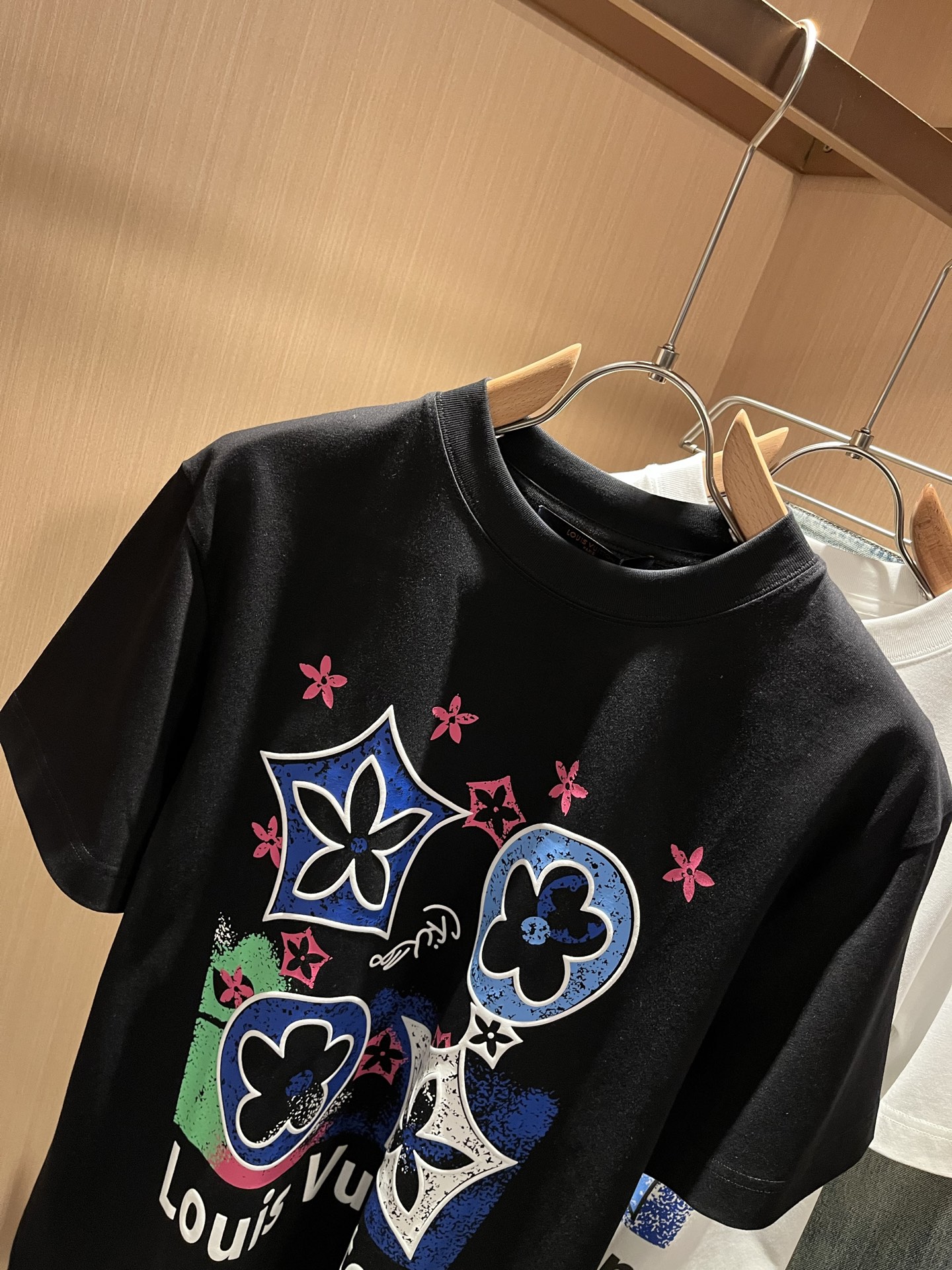  LouisVuitt*路易*登 2025春夏全新系列单品上线，非常时髦前卫的一款男女同款短袖T恤，标识