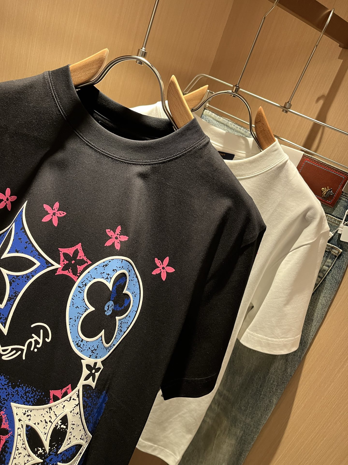  LouisVuitt*路易*登 2025春夏全新系列单品上线，非常时髦前卫的一款男女同款短袖T恤，标识